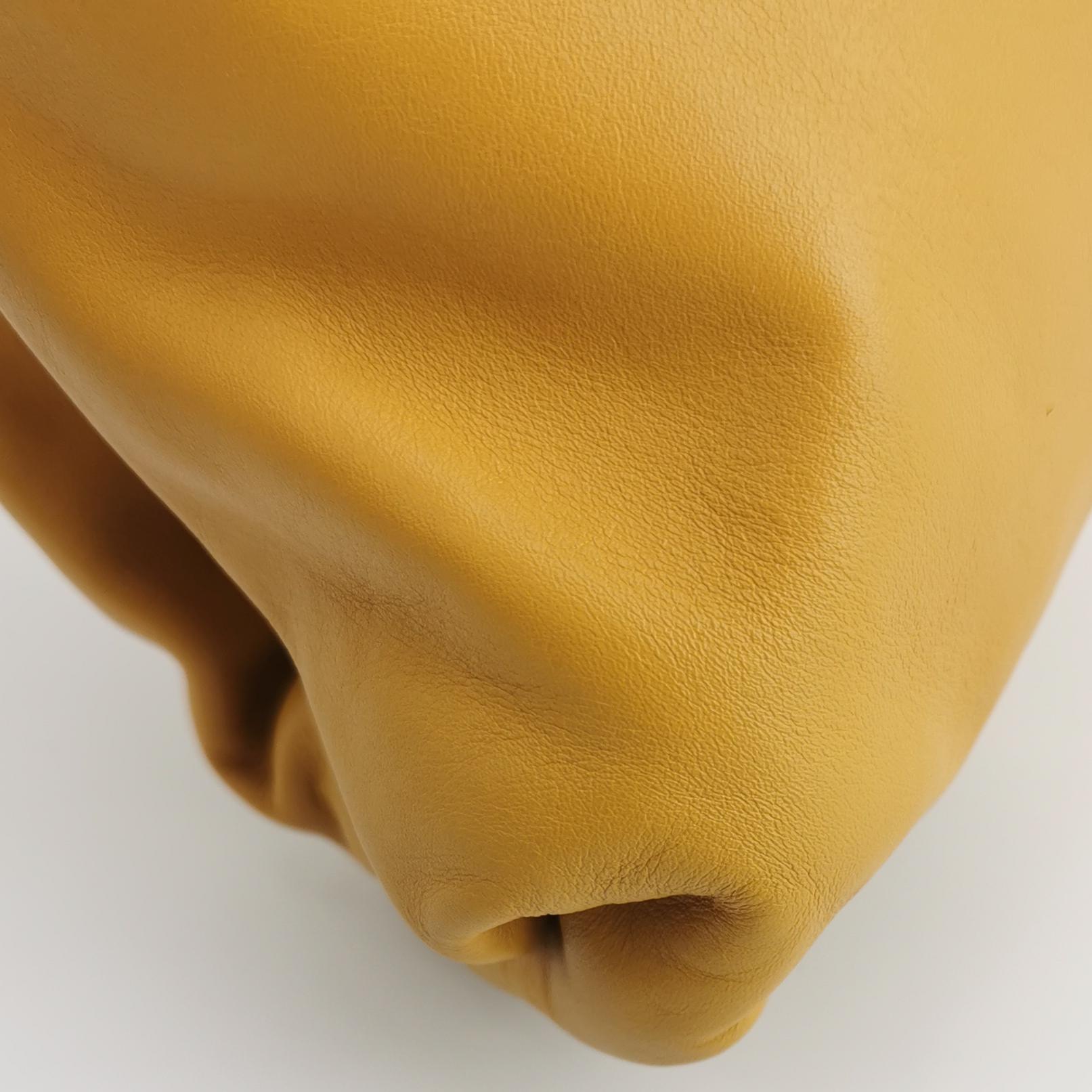Bottega Veneta Marsupio in pelle di vitello giallo grande in vendita 2