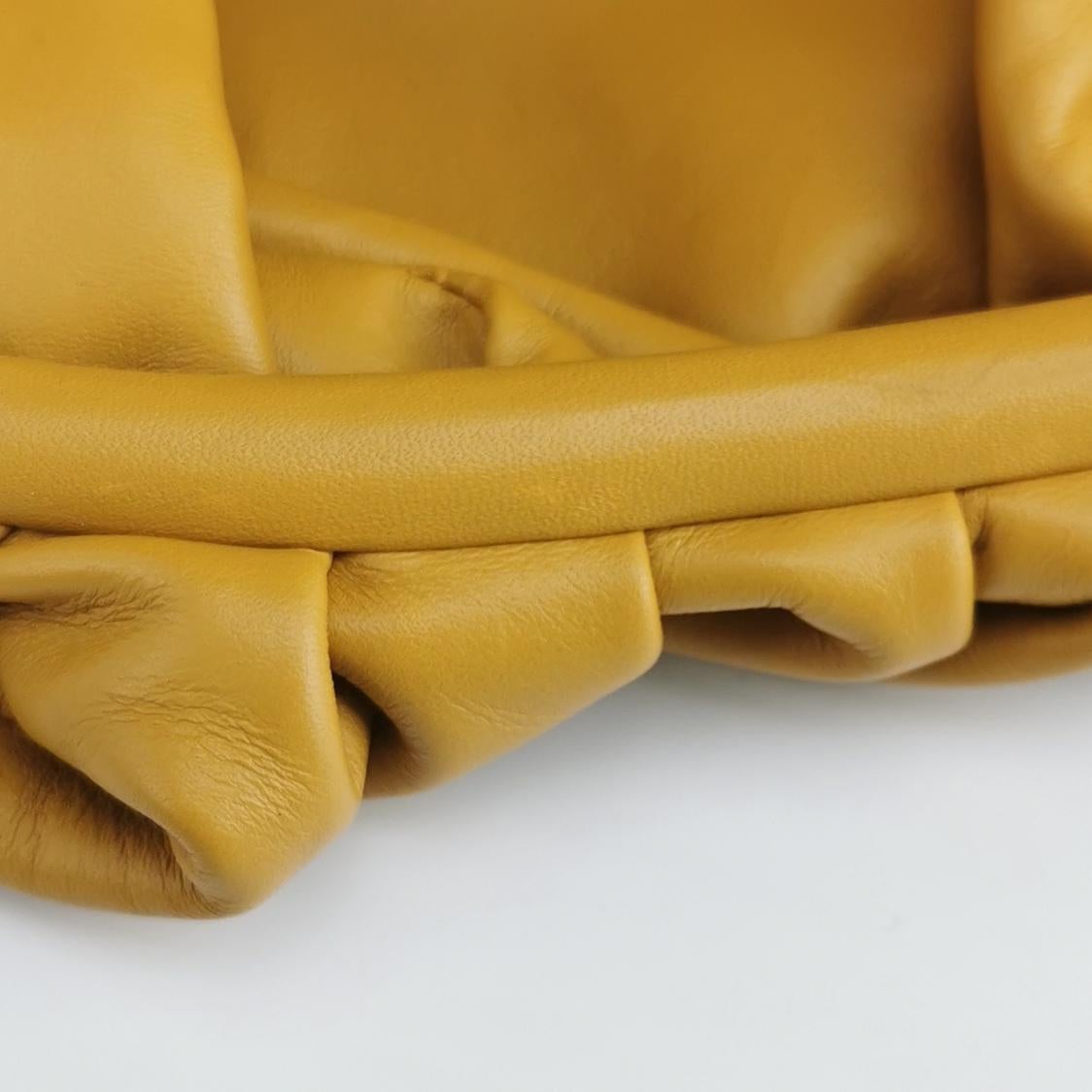 Bottega Veneta Marsupio in pelle di vitello giallo grande in vendita 3