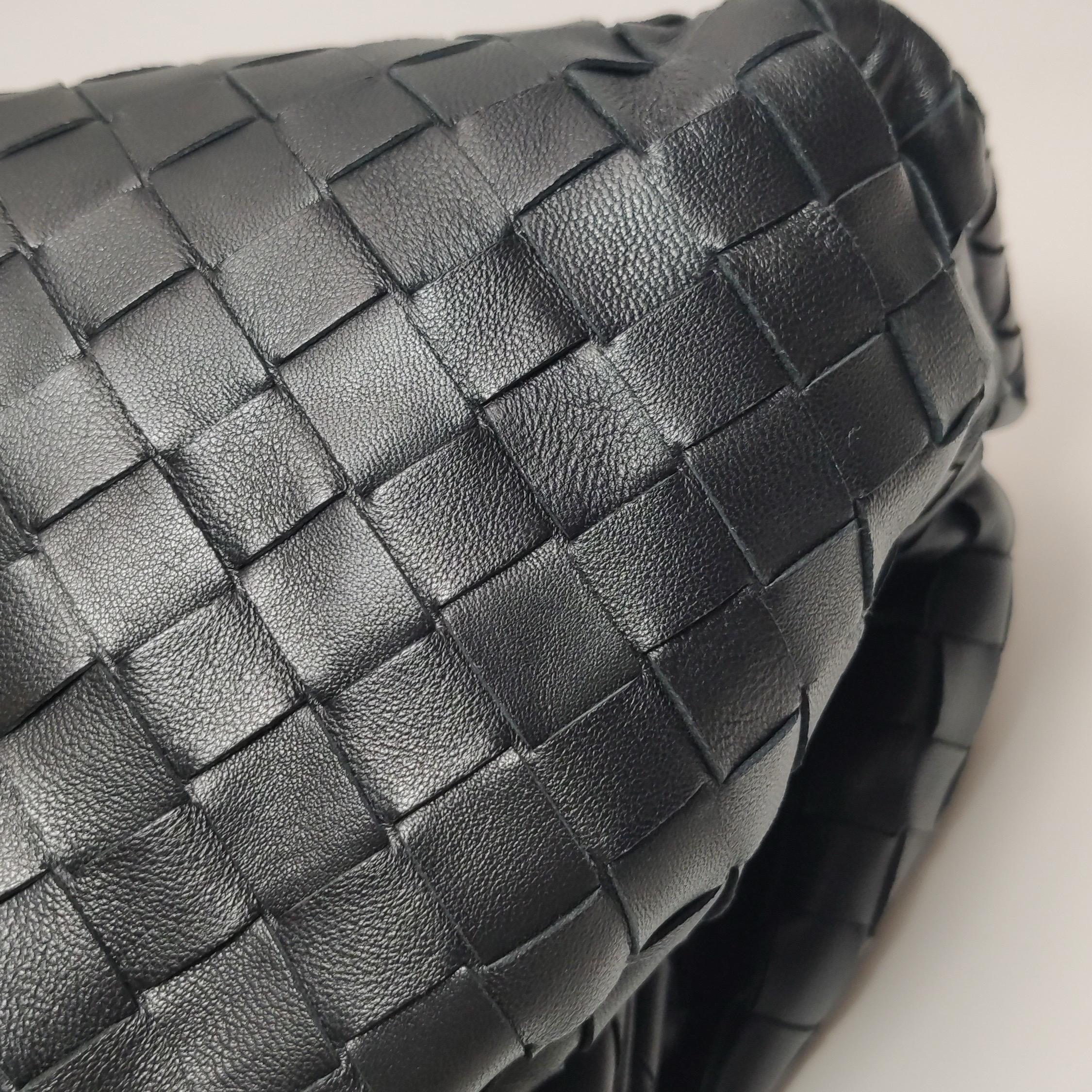 Bottega Veneta Pouch Large Intrecciato Black Calfskin Leather Clutch im Angebot 7