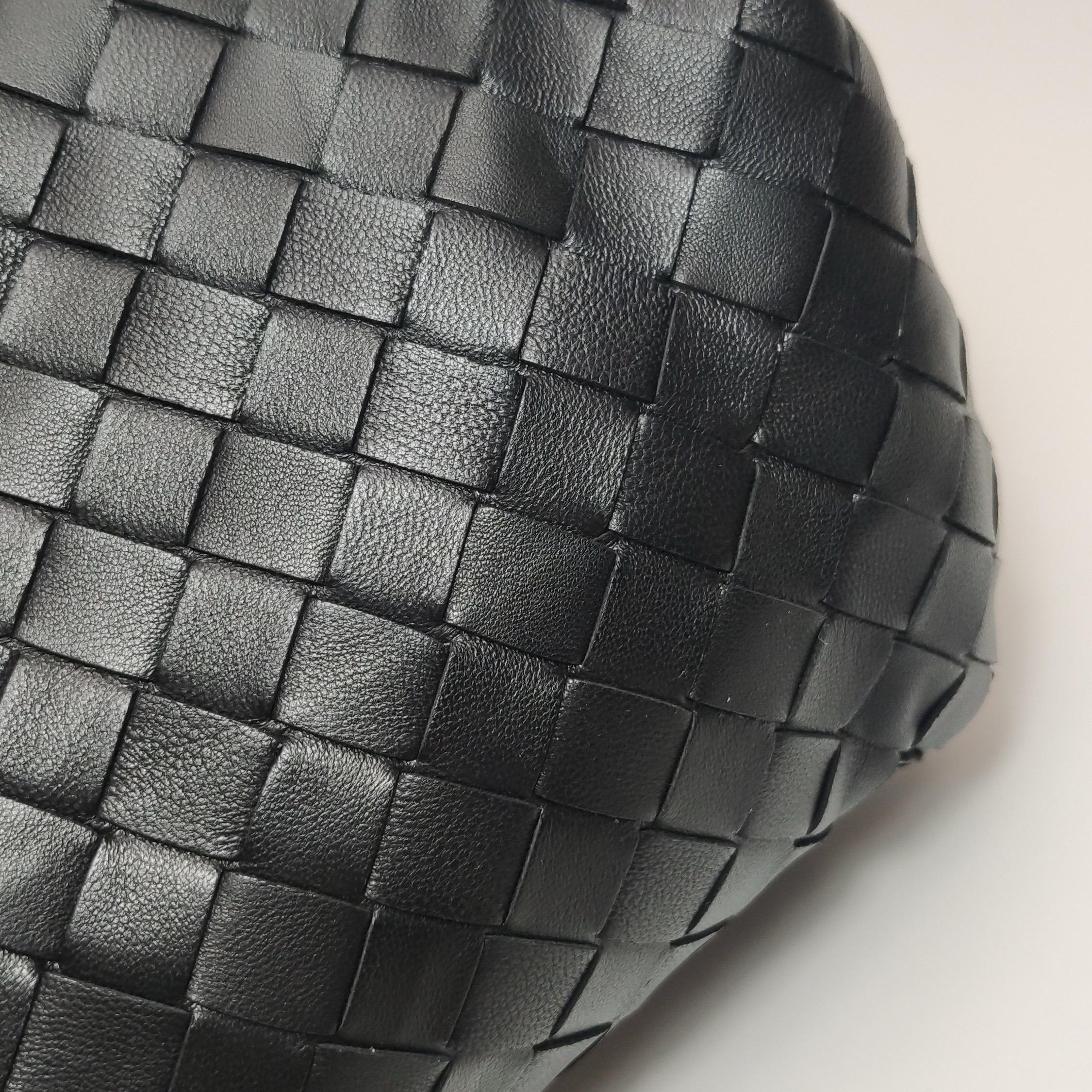 Bottega Veneta Pouch Large Intrecciato Black Calfskin Leather Clutch im Angebot 8
