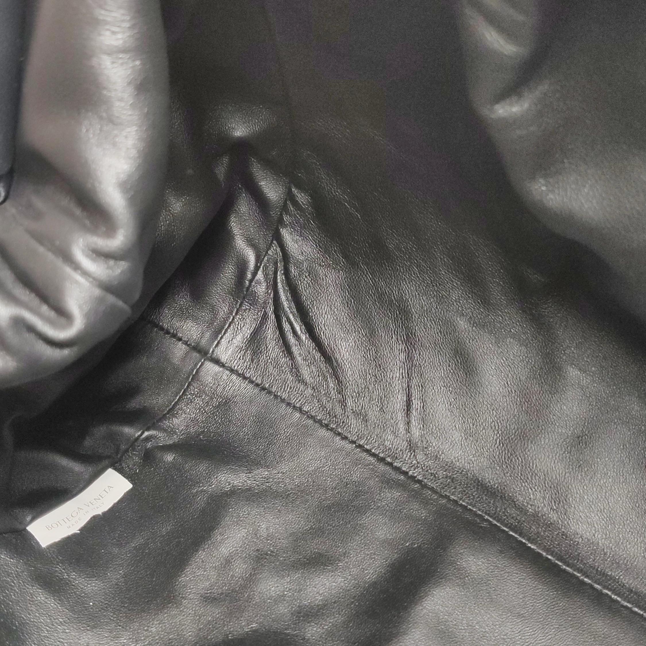 Bottega Veneta Pouch Large Intrecciato Black Calfskin Leather Clutch im Angebot 9