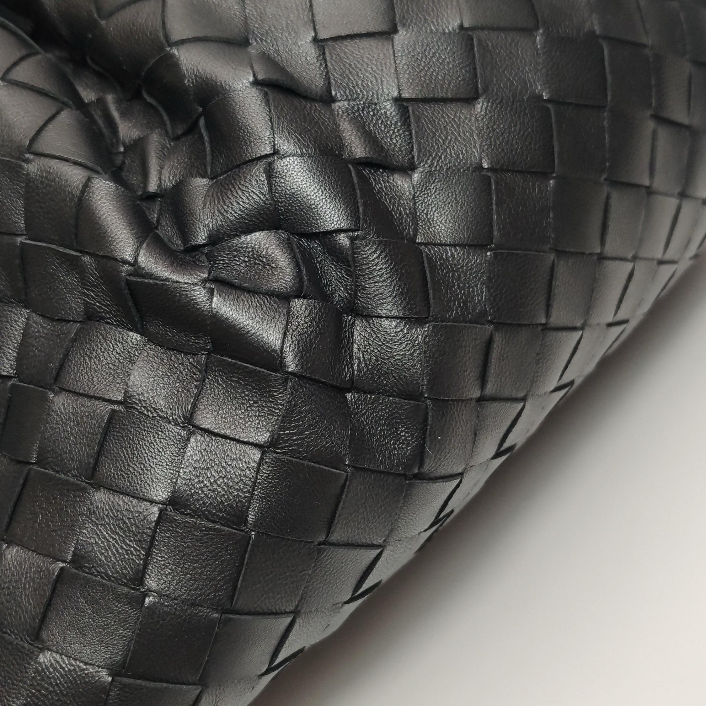 Bottega Veneta Pouch Large Intrecciato Black Calfskin Leather Clutch im Angebot 10