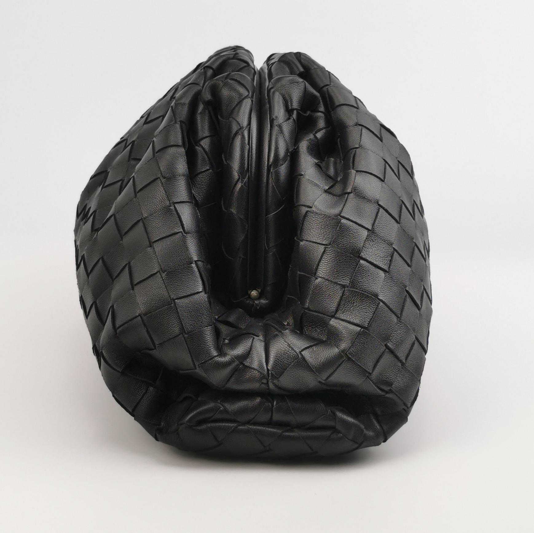 Bottega Veneta Beutel Große Intrecciato Clutch aus schwarzem Kalbsleder
Dies sind professionelle Fotos der tatsächlich von Luxbags angebotenen Tasche.
Entdecken Sie den raffinierten Luxus der Bottega Veneta Pouch. Genießen Sie das stilvolle