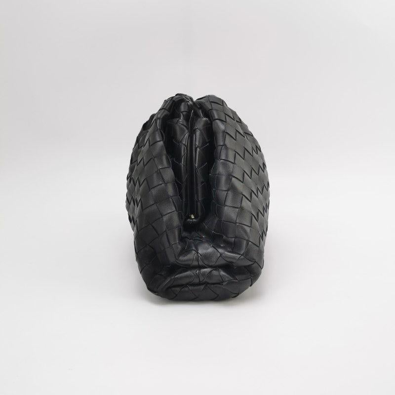 Bottega Veneta Bolso Grande Intrecciato Piel de Becerro Negro Clutch
  Estas son fotos profesionales de la bolsa real ofrecida por Luxbags.
  Descubre el lujo sofisticado de la Bolsa Bottega Veneta. Deléitate con su elegante diseño de culto,