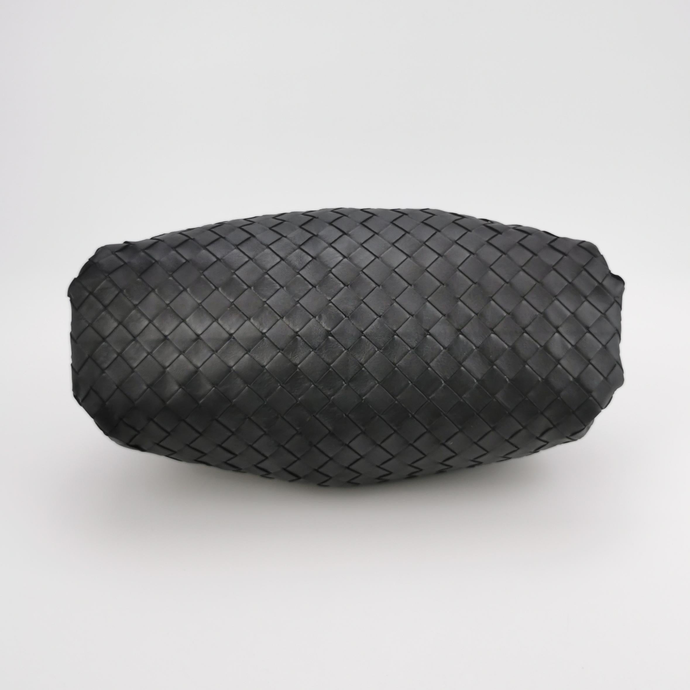 Bottega Veneta Pouch Large Intrecciato Black Calfskin Leather Clutch In New Condition For Sale In AUBERVILLIERS, FR
