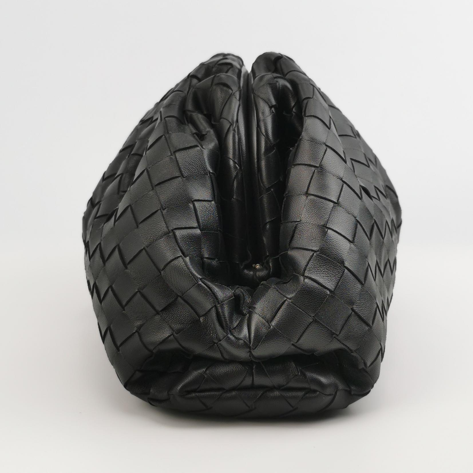 Bottega Veneta Pouch Large Intrecciato Black Calfskin Leather Clutch (Schwarz) im Angebot