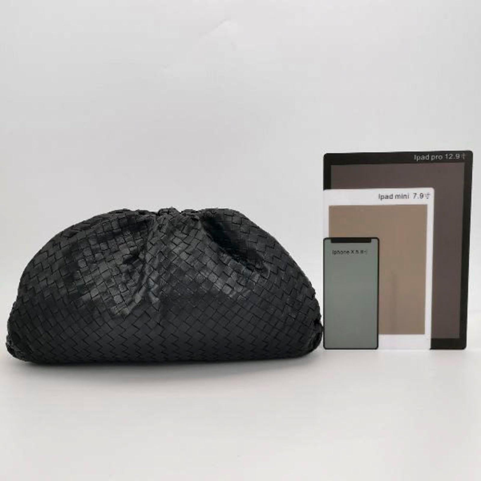 Bottega Veneta Pouch Large Intrecciato Black Calfskin Leather Clutch In Good Condition In AUBERVILLIERS, FR