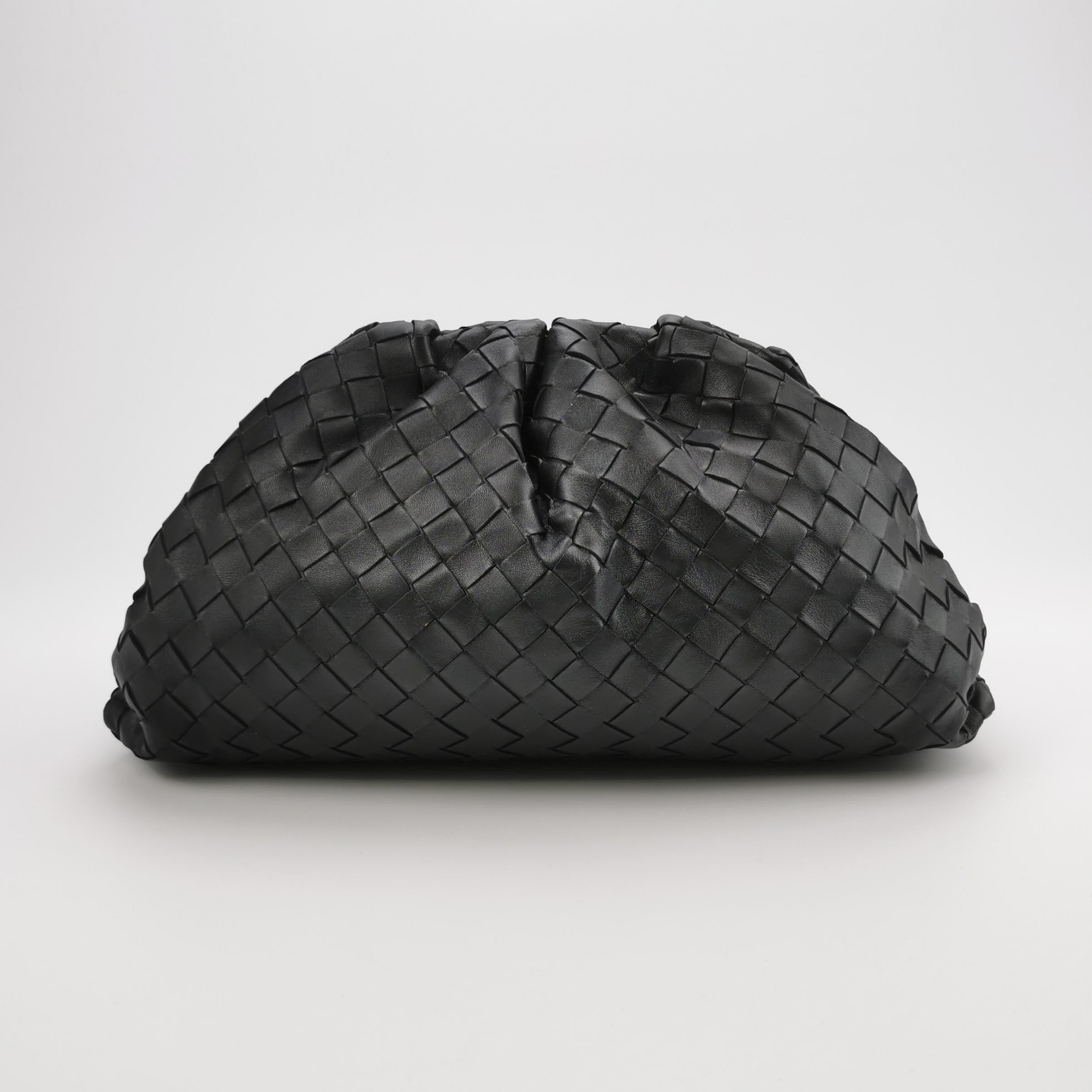 Women's Bottega Veneta Pouch Large Intrecciato Black Calfskin Leather Clutch For Sale