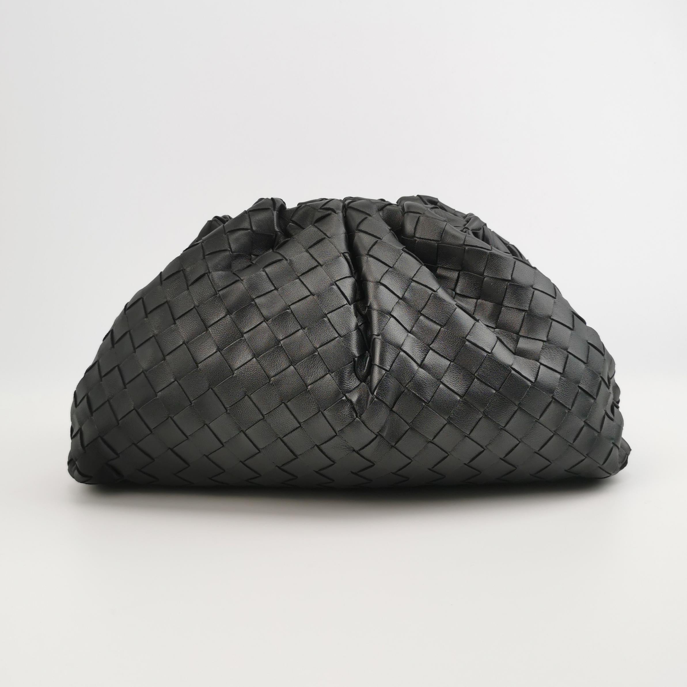 Bottega Veneta Pouch Large Intrecciato Black Calfskin Leather Clutch im Zustand „Hervorragend“ im Angebot in AUBERVILLIERS, FR