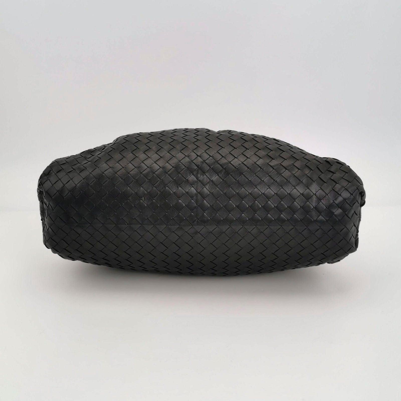 Women's Bottega Veneta Pouch Large Intrecciato Black Calfskin Leather Clutch