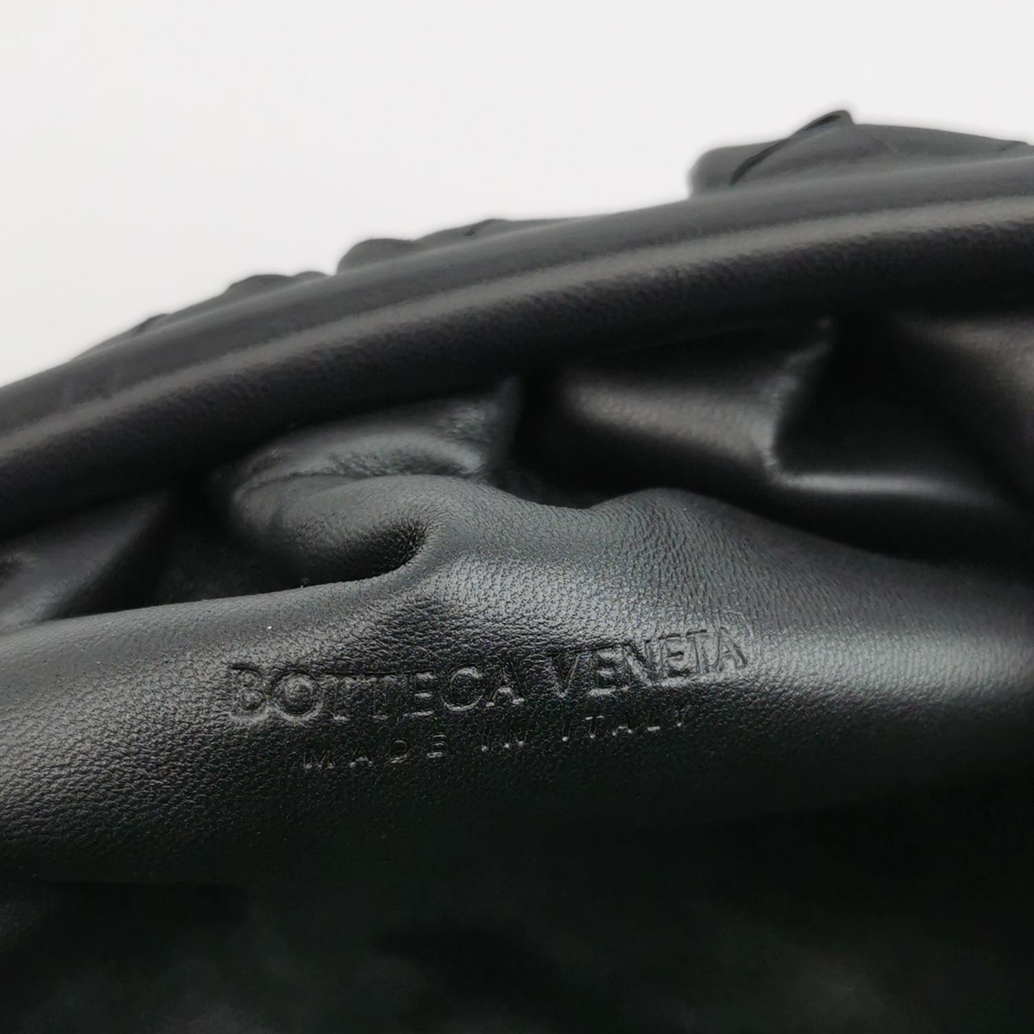 Bottega Veneta Pouch Large Intrecciato Black Calfskin Leather Clutch Damen im Angebot