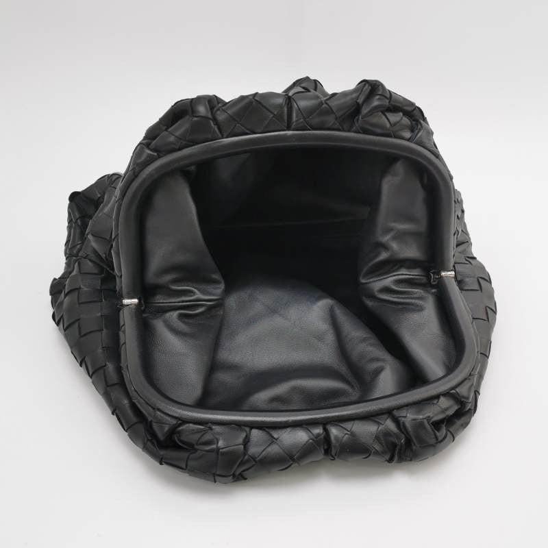 Bottega Veneta Bolso Grande Intrecciato Piel de Becerro Negro Clutch en venta 1