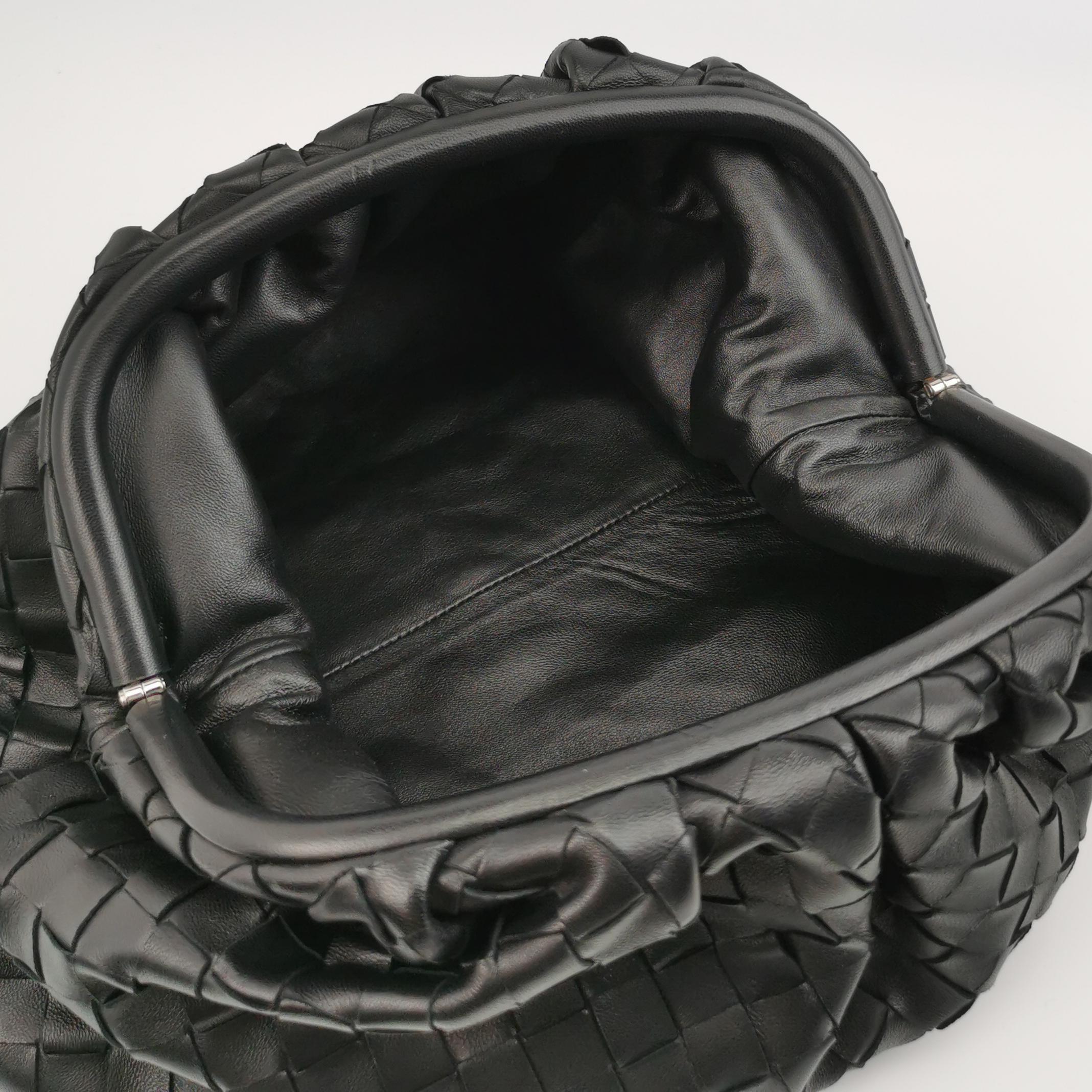 Bottega Veneta Pouch Large Intrecciato Black Calfskin Leather Clutch im Angebot 1