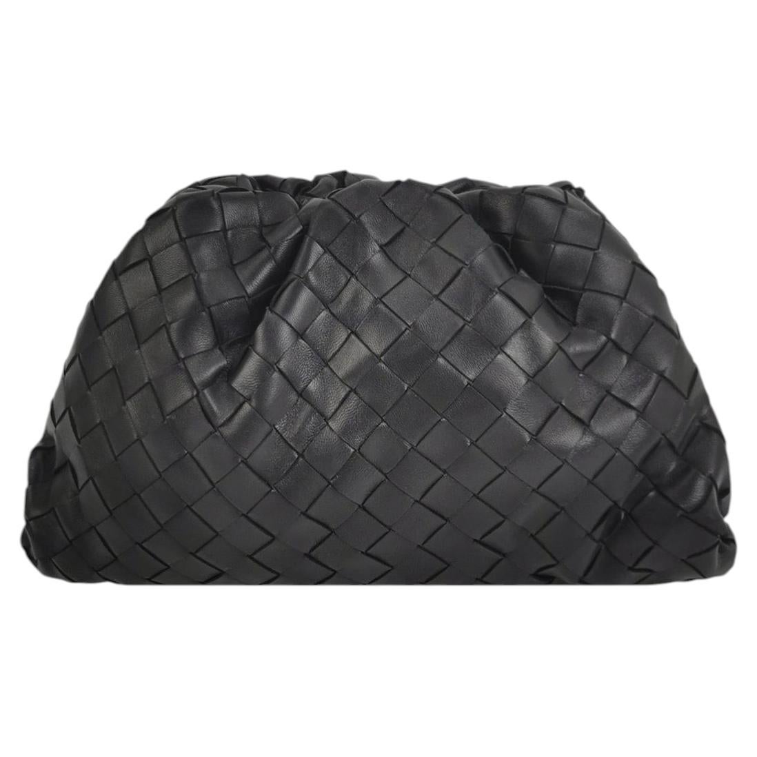 Bottega Veneta Pouch Large Intrecciato in pelle di vitello nero in vendita