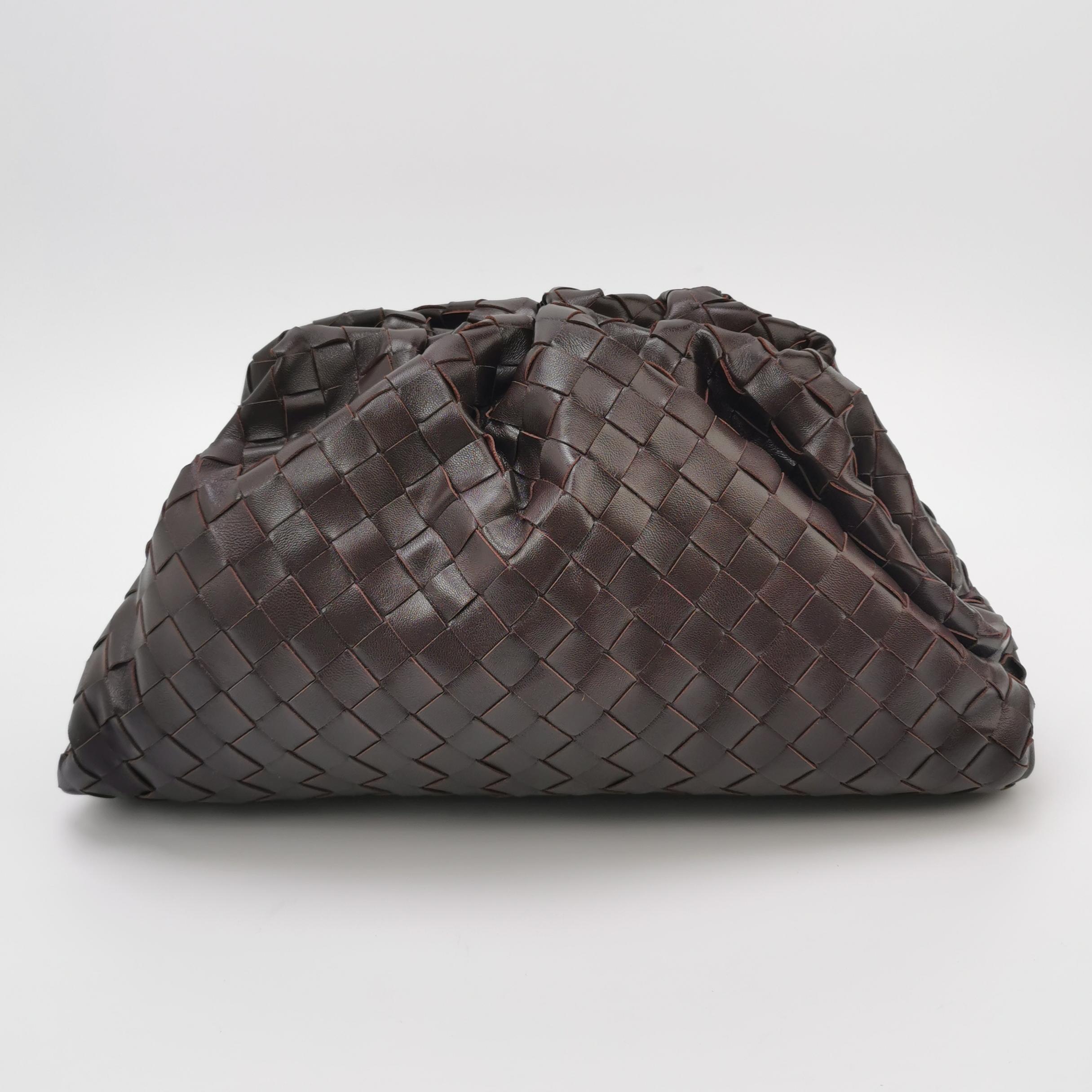 Bottega Veneta Pochette Large Intrecciato Cuir de veau brun chocolat foncé
Il s'agit de photos professionnelles du sac offert par Luxbags.
Ce Pouch Bottega Veneta se distingue brillamment par sa couleur vert foncé sur un luxueux cuir de veau. À