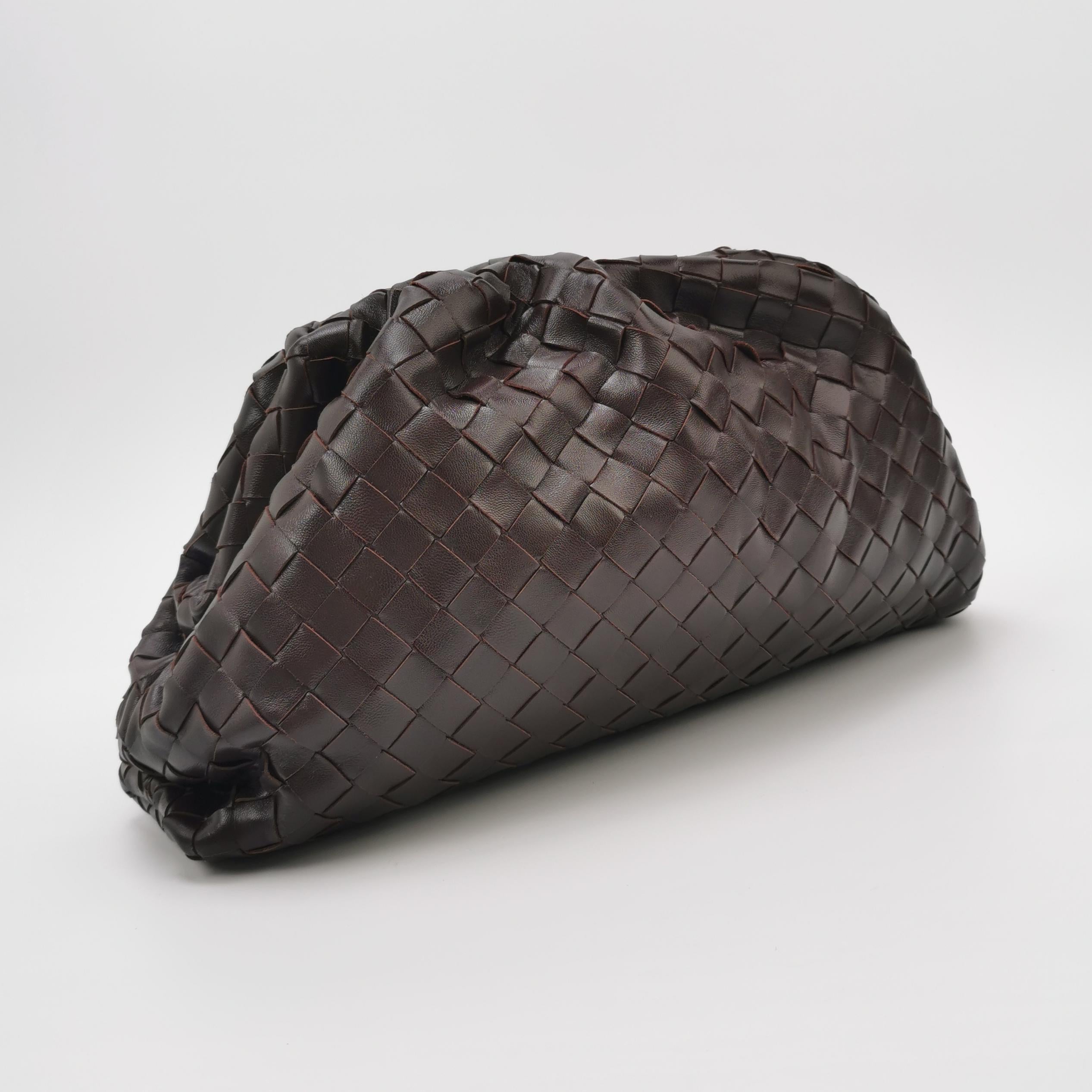 Noir Bottega Veneta Pochette Large Intrecciato Cuir de veau brun chocolat foncé en vente