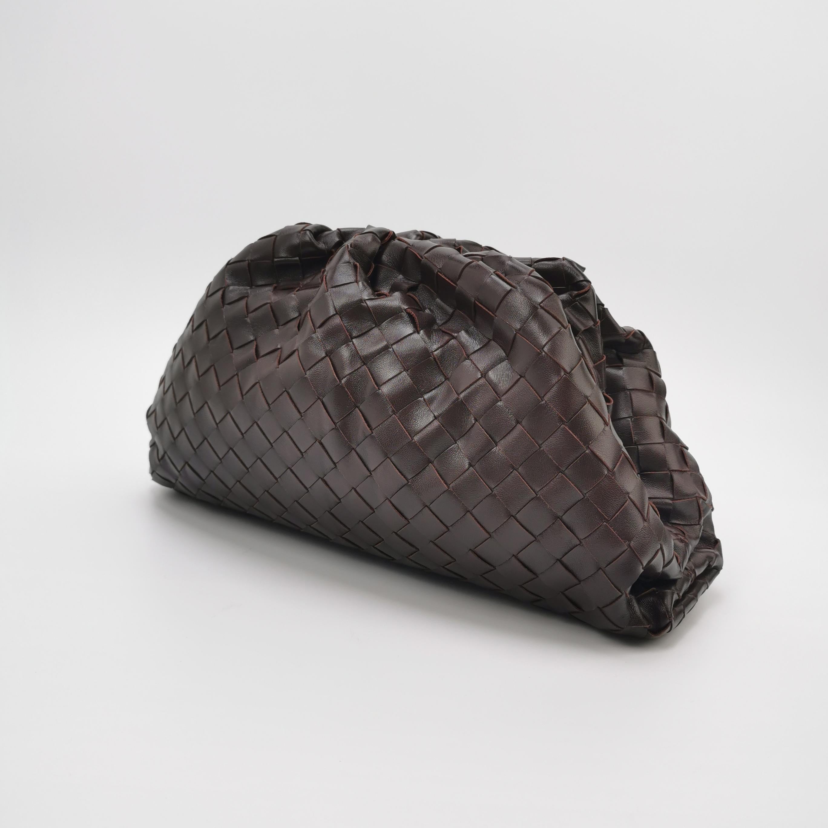 Bottega Veneta Pochette Large Intrecciato Cuir de veau brun chocolat foncé Excellent état - En vente à AUBERVILLIERS, FR