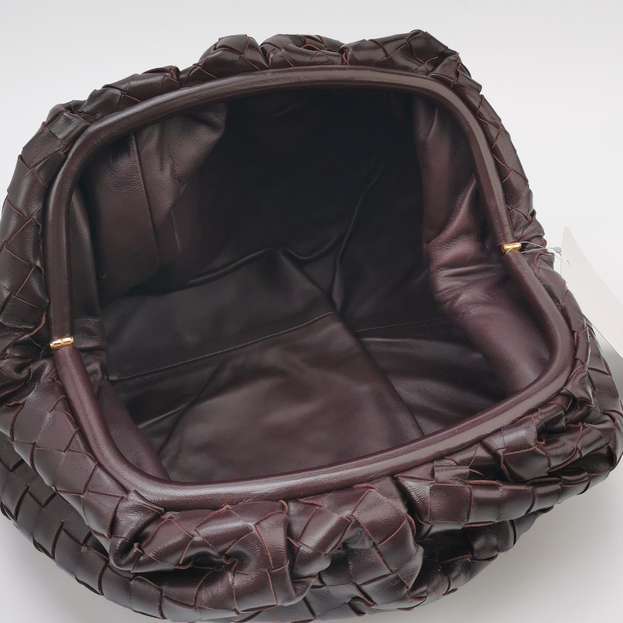 Bottega Veneta Pochette Large Intrecciato Cuir de veau brun chocolat foncé en vente 2