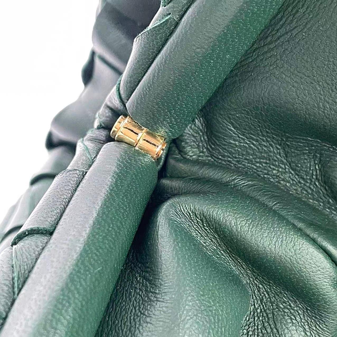 Bottega Veneta Pochette large en cuir de veau Intrecciato vert foncé en vente 13