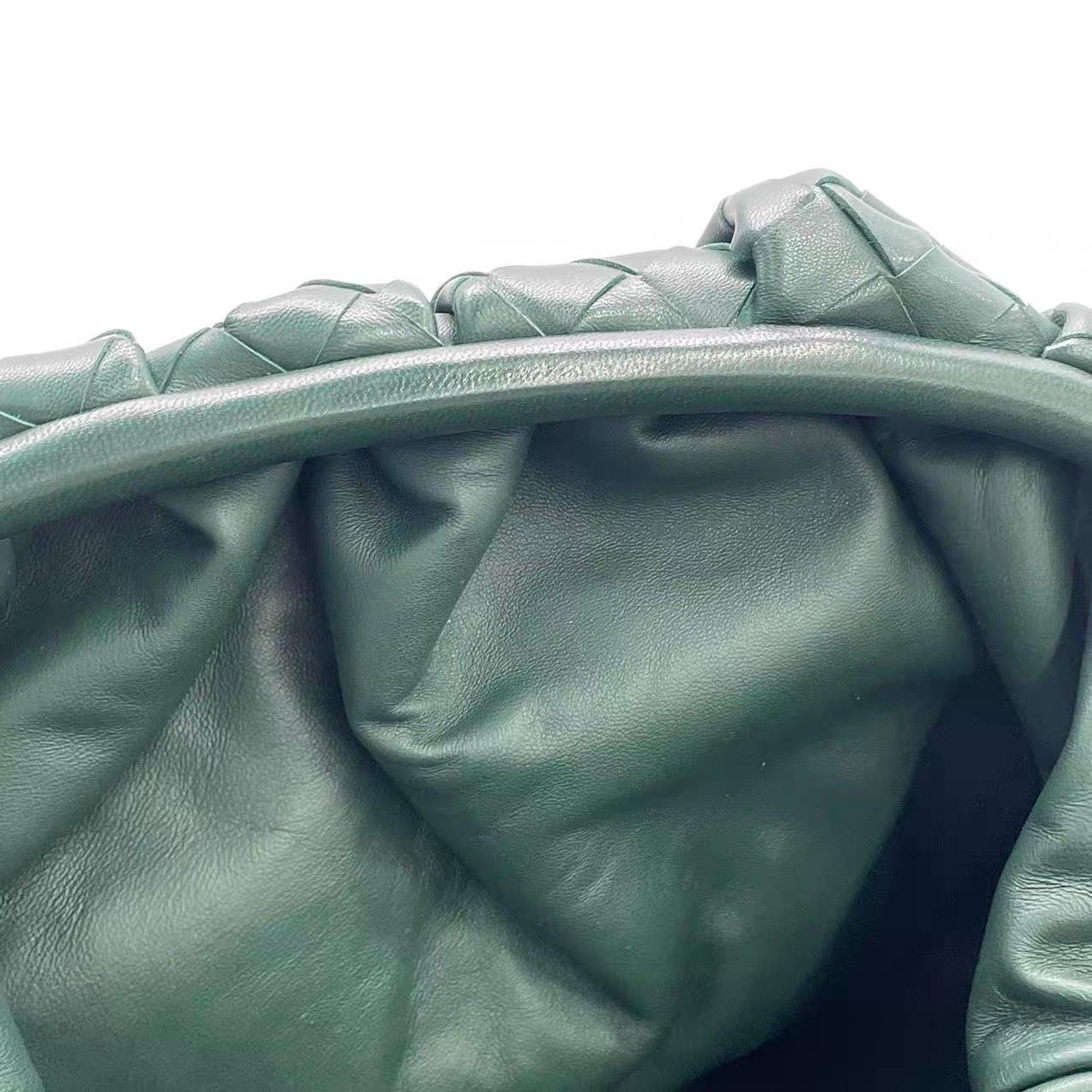 Bottega Veneta Pochette large en cuir de veau Intrecciato vert foncé en vente 14