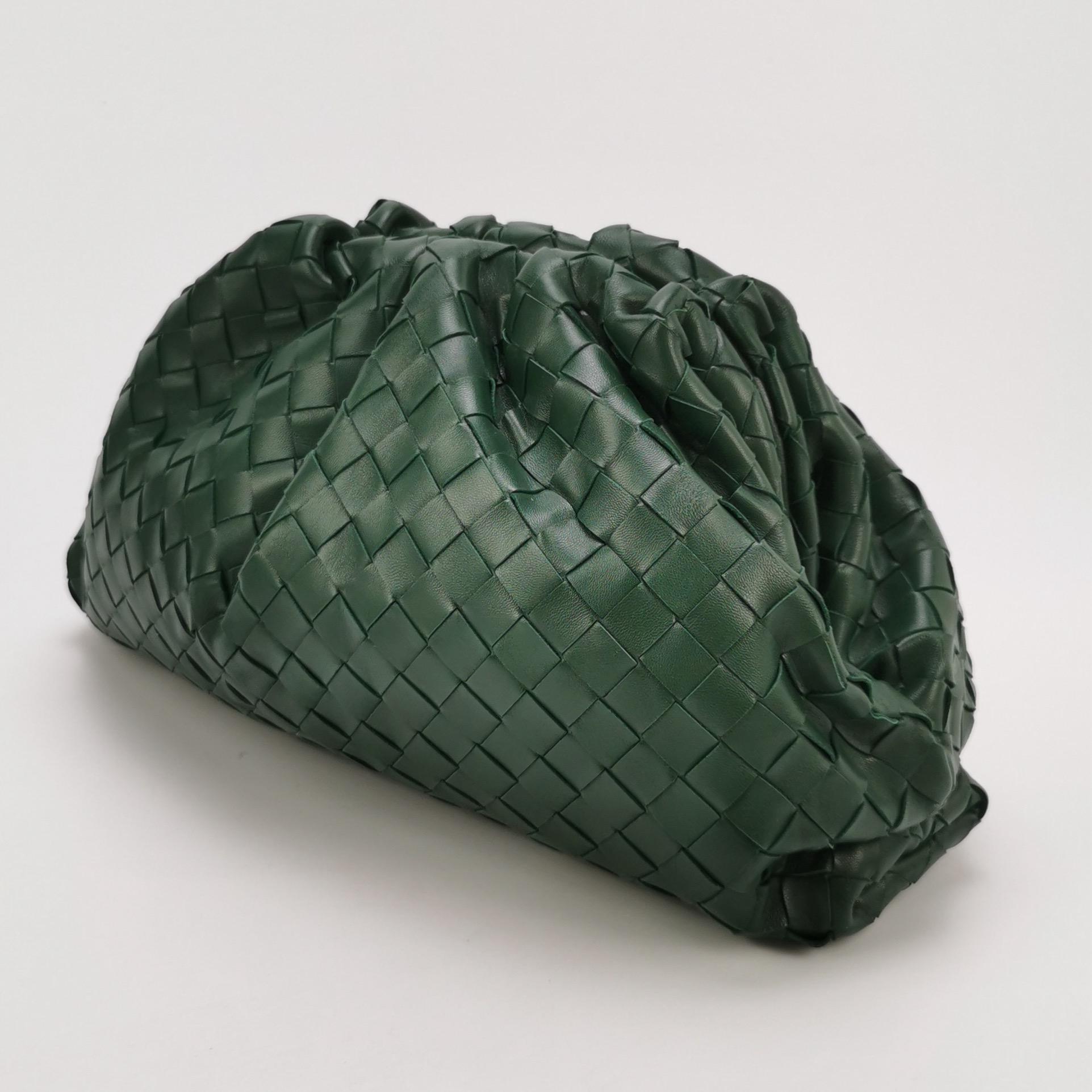 Bottega Veneta Pochette large en cuir de veau Intrecciato vert foncé
Il s'agit de photos professionnelles du sac offert par Luxbags.
Découvrez le luxe sophistiqué de la pochette Bottega Veneta. Laissez-vous séduire par son design culte et élégant,