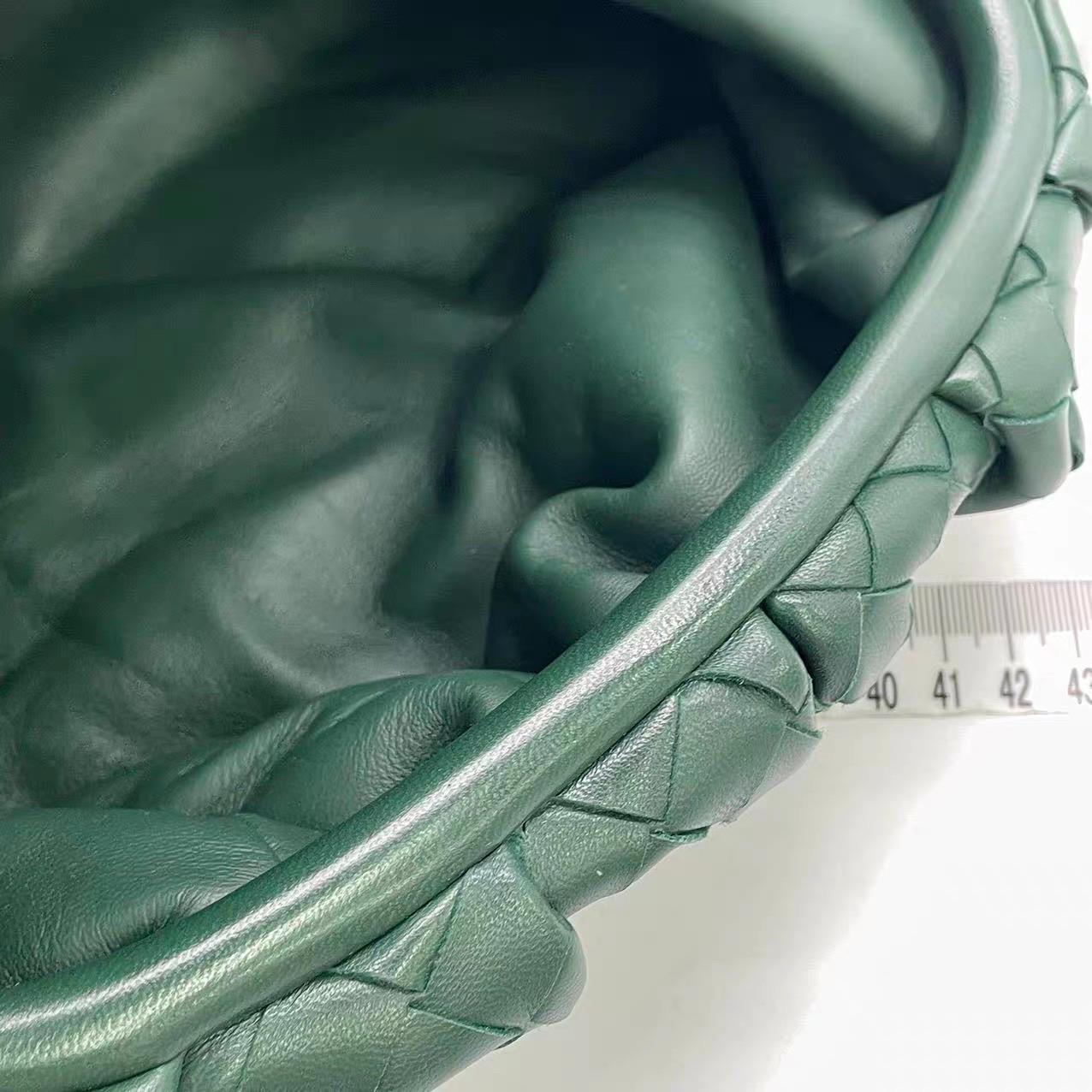 Bottega Veneta Pochette large en cuir de veau Intrecciato vert foncé en vente 15