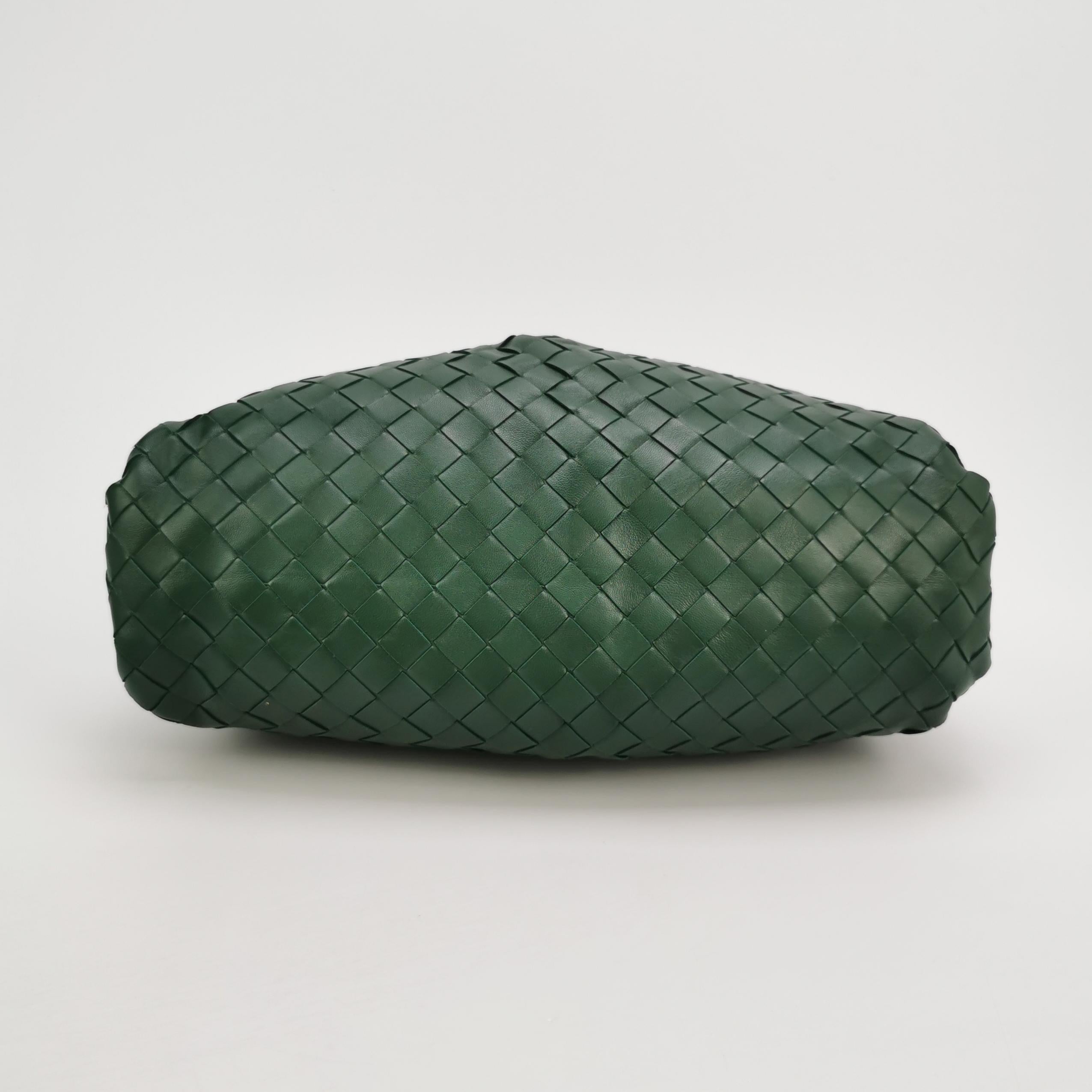 Noir Bottega Veneta Pochette large en cuir de veau Intrecciato vert foncé en vente