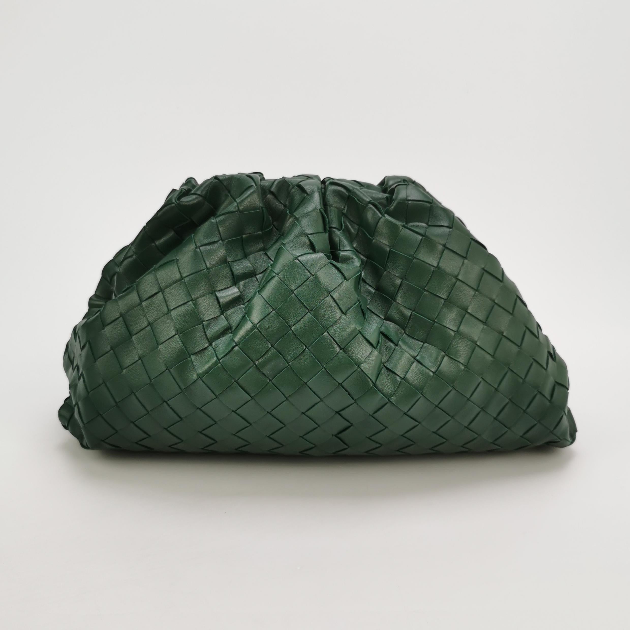 Bottega Veneta Pochette large en cuir de veau Intrecciato vert foncé Excellent état - En vente à AUBERVILLIERS, FR