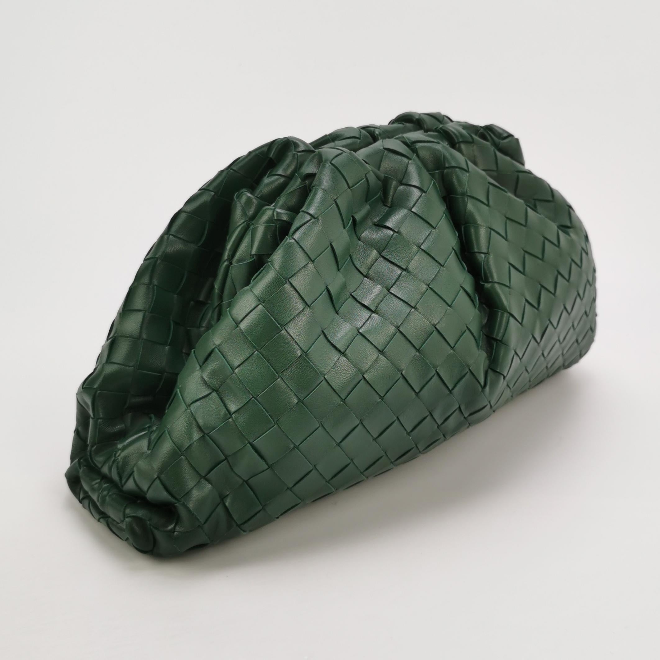 Bottega Veneta Pochette large en cuir de veau Intrecciato vert foncé Pour femmes en vente