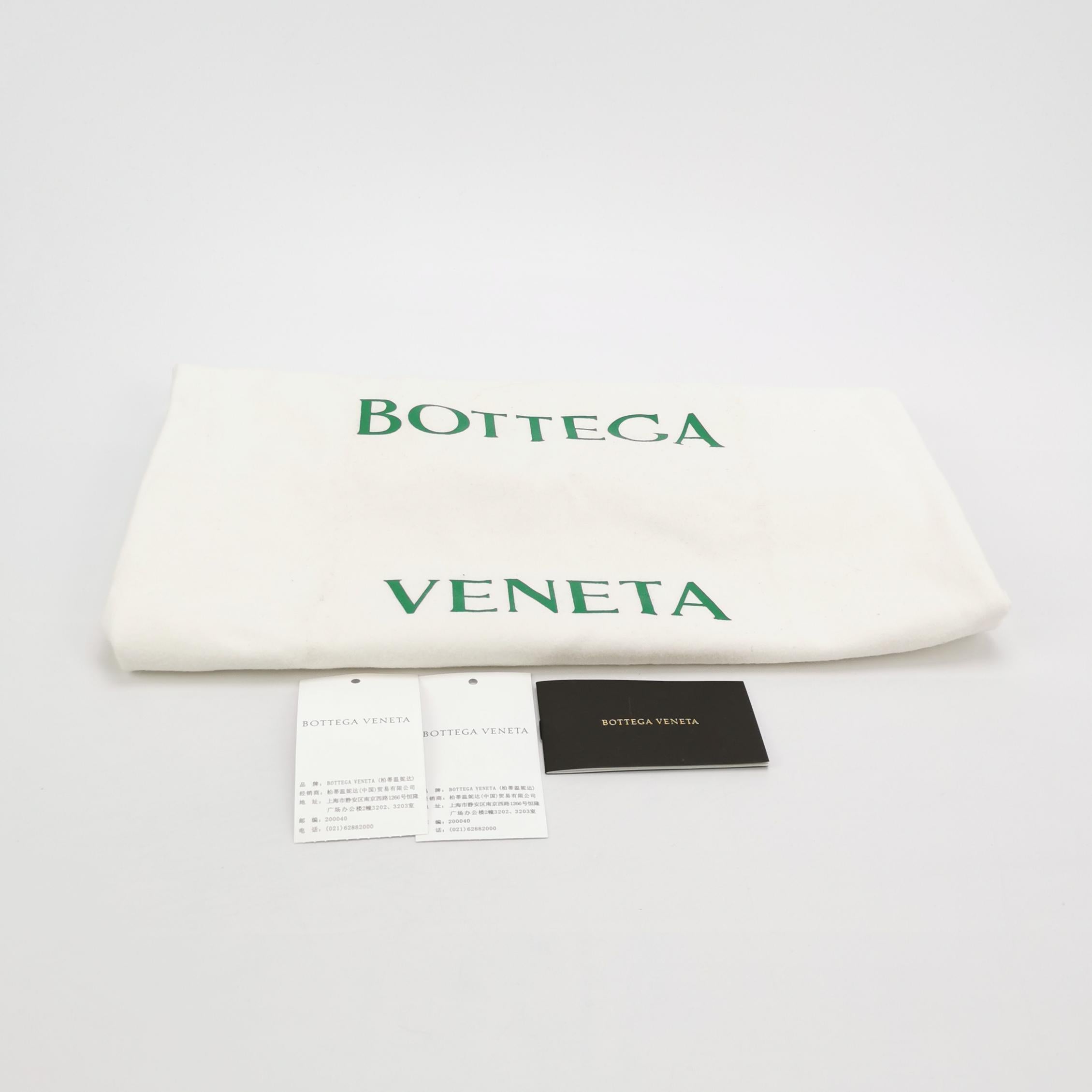 Bottega Veneta Pochette large en cuir de veau Intrecciato vert foncé en vente 1