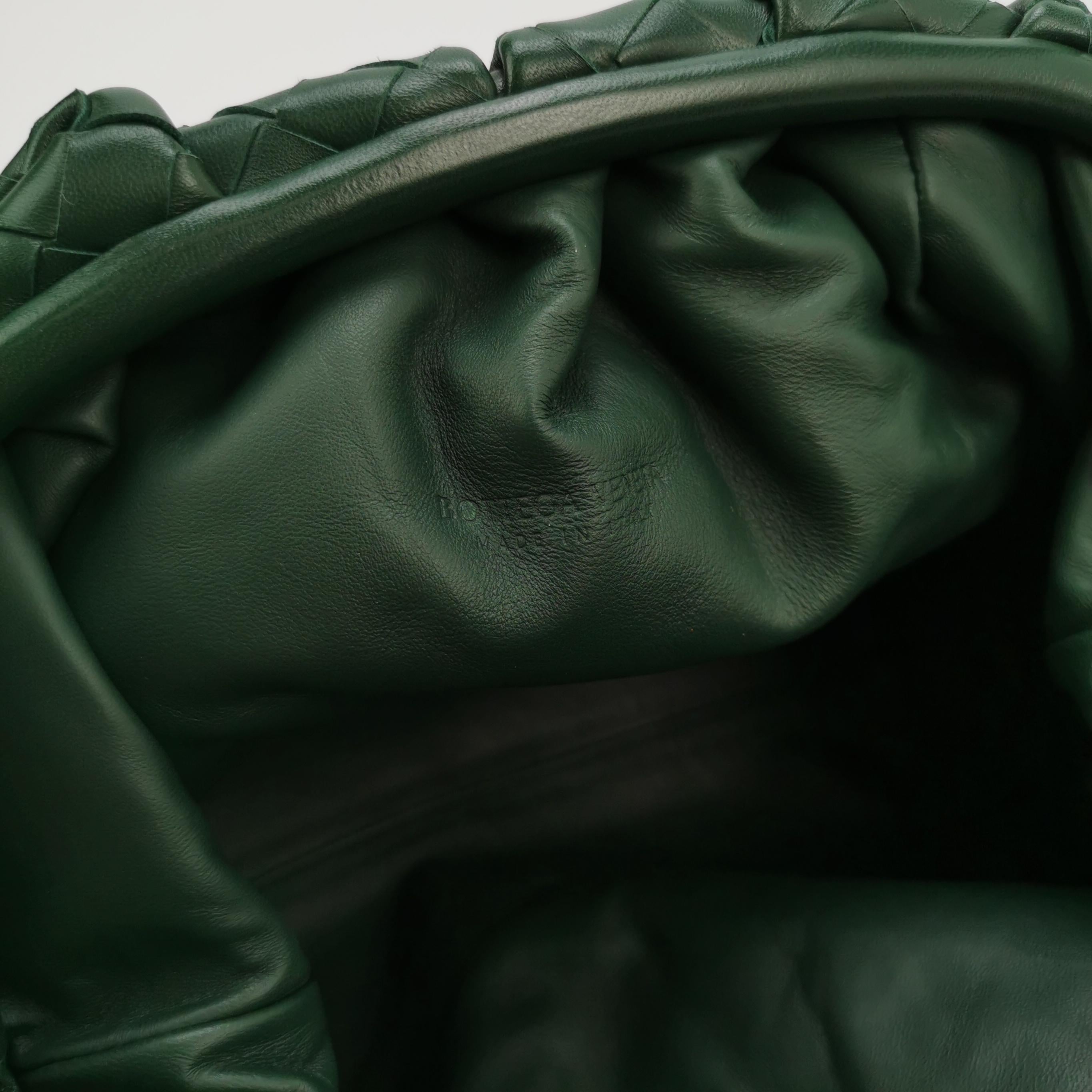 Bottega Veneta Pochette large en cuir de veau Intrecciato vert foncé en vente 2