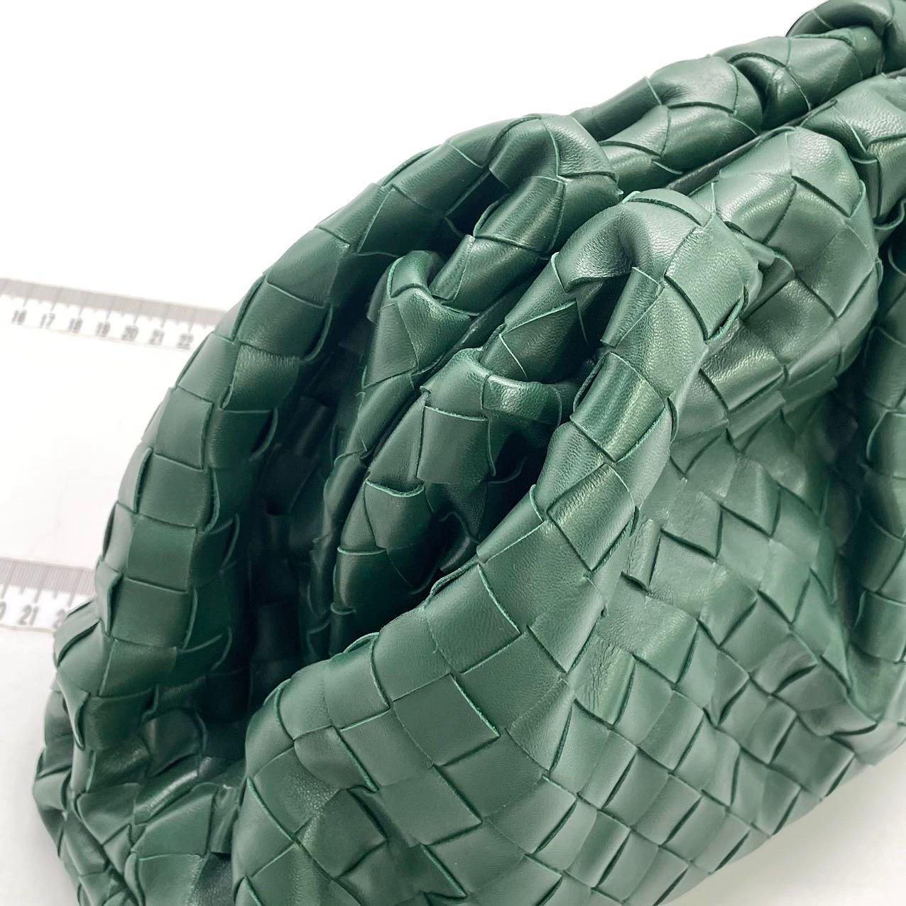Bottega Veneta Pochette large en cuir de veau Intrecciato vert foncé en vente 2