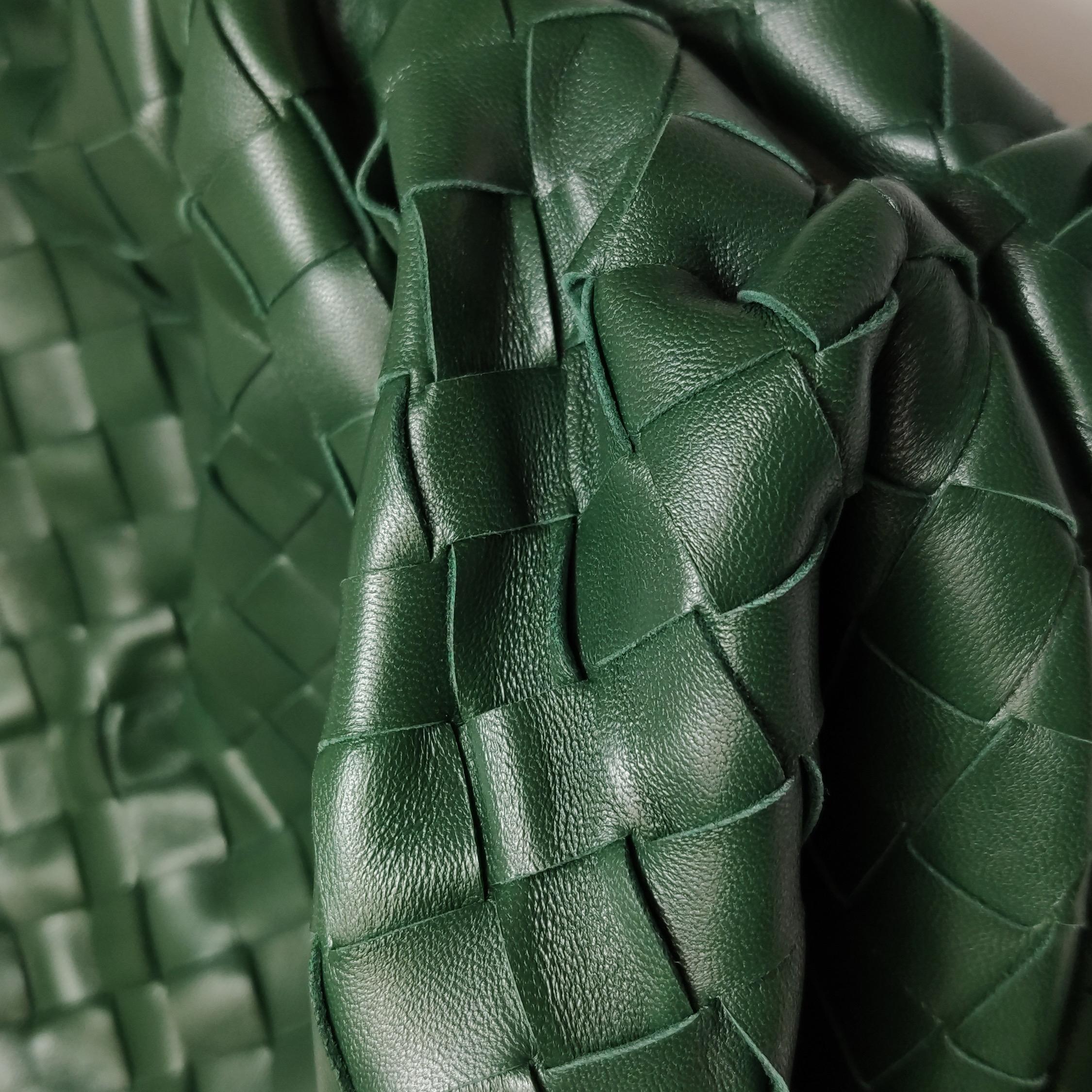 Bottega Veneta Pochette large en cuir de veau Intrecciato vert foncé en vente 4