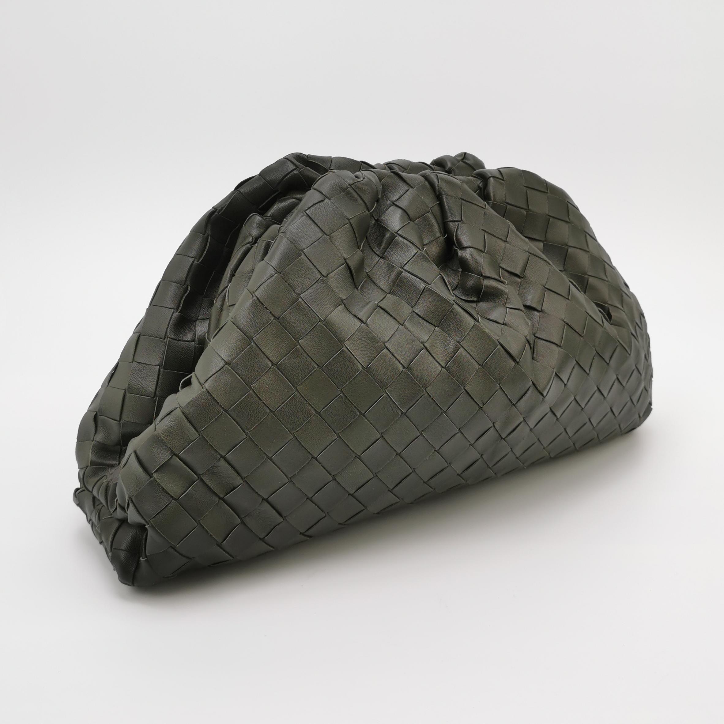 Bottega Veneta - Pochette - Large Intrecciato - Cuir de veau vert olive foncé
Il s'agit de photos professionnelles du sac offert par Luxbags.
Ce Pouch Bottega Veneta se distingue brillamment par sa couleur vert foncé sur un luxueux cuir de veau. À