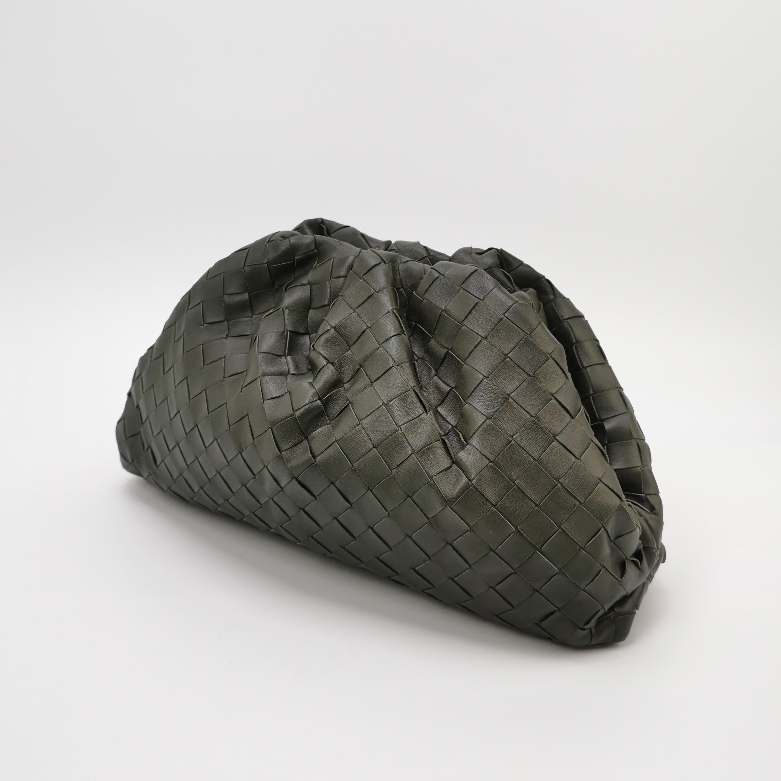 Noir Bottega Veneta - Pochette - Large Intrecciato - Cuir de veau vert olive foncé en vente