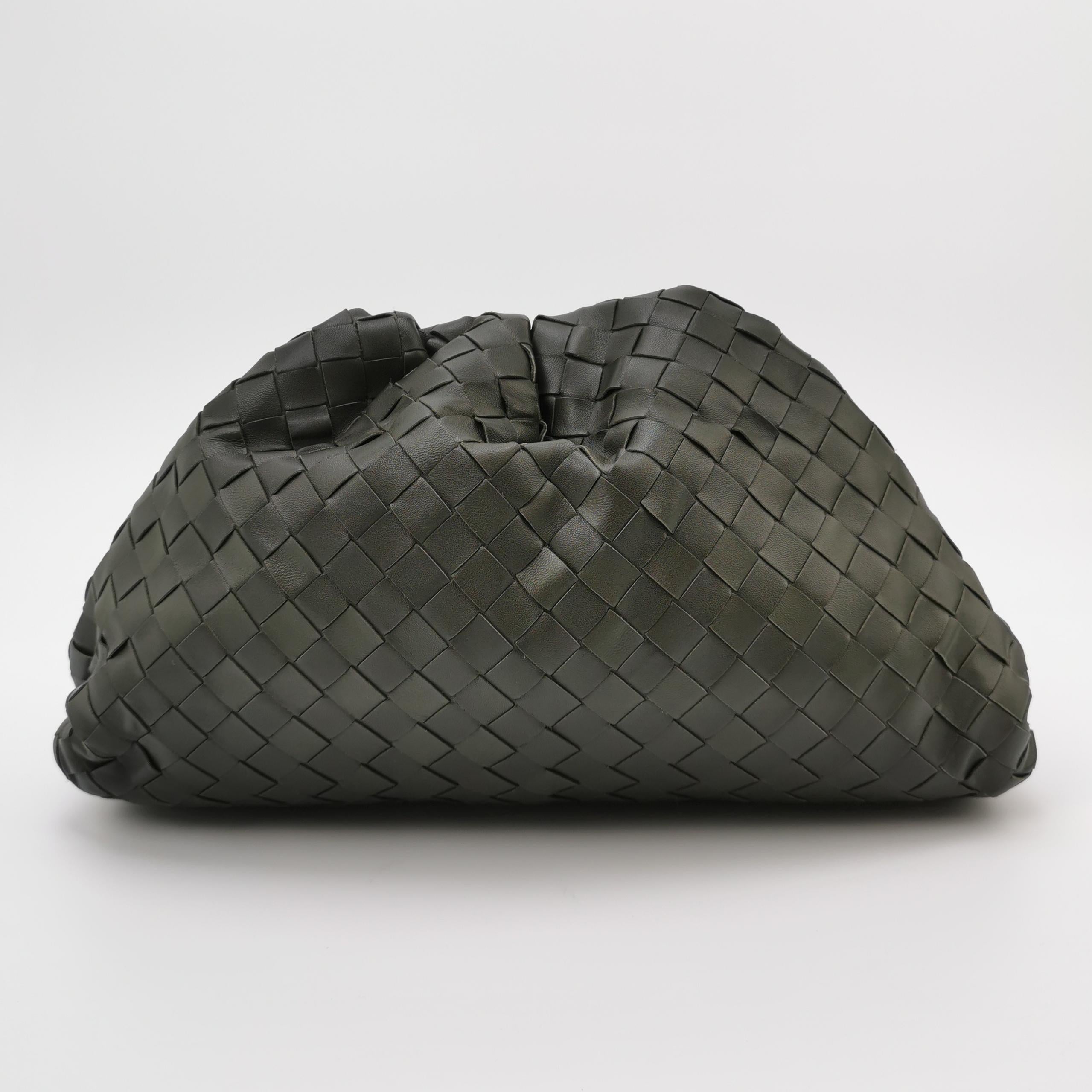Bottega Veneta - Pochette - Large Intrecciato - Cuir de veau vert olive foncé Excellent état - En vente à AUBERVILLIERS, FR