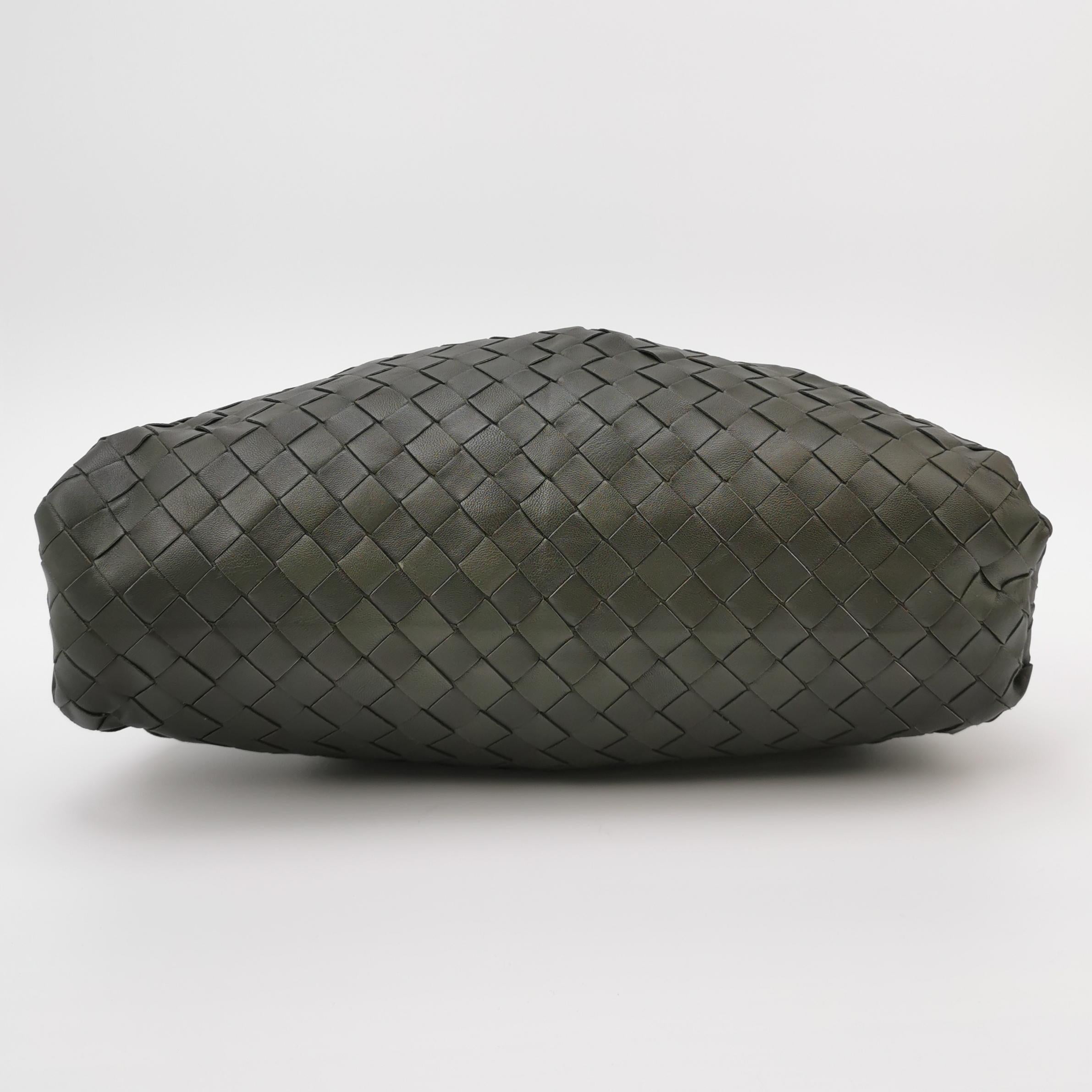 Bottega Veneta - Pochette - Large Intrecciato - Cuir de veau vert olive foncé Pour femmes en vente