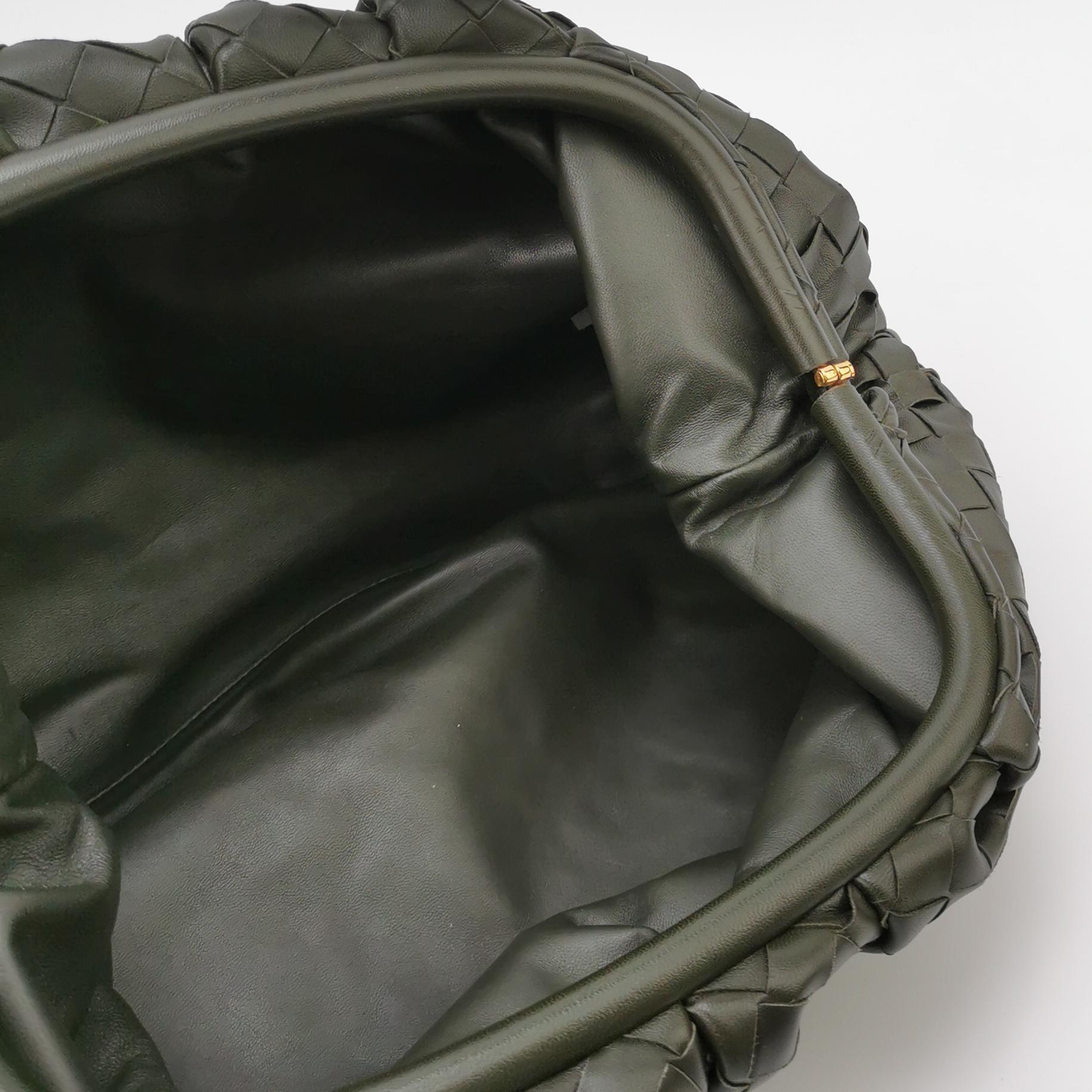 Bottega Veneta - Pochette - Large Intrecciato - Cuir de veau vert olive foncé en vente 3