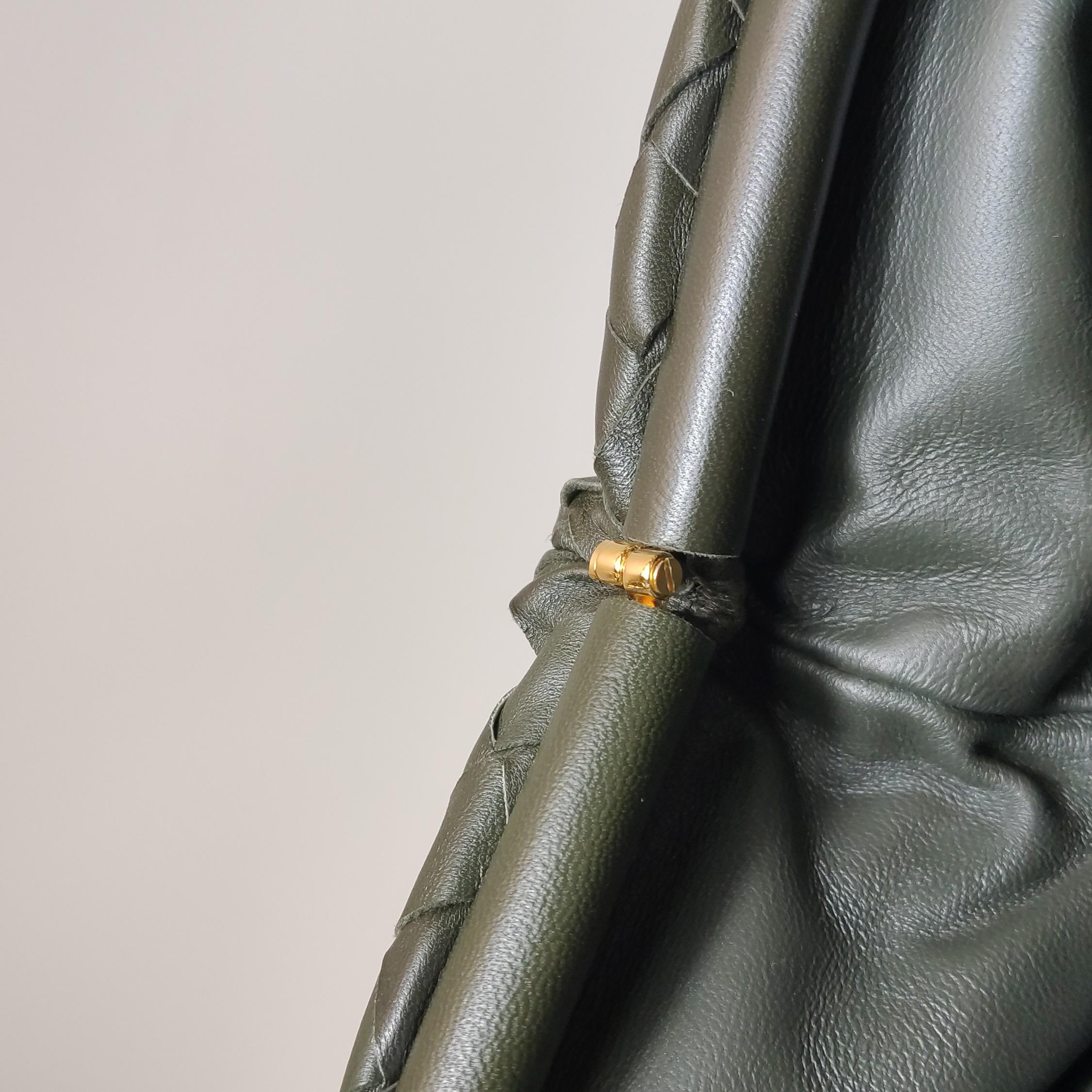 Bottega Veneta - Pochette - Large Intrecciato - Cuir de veau vert olive foncé en vente 4