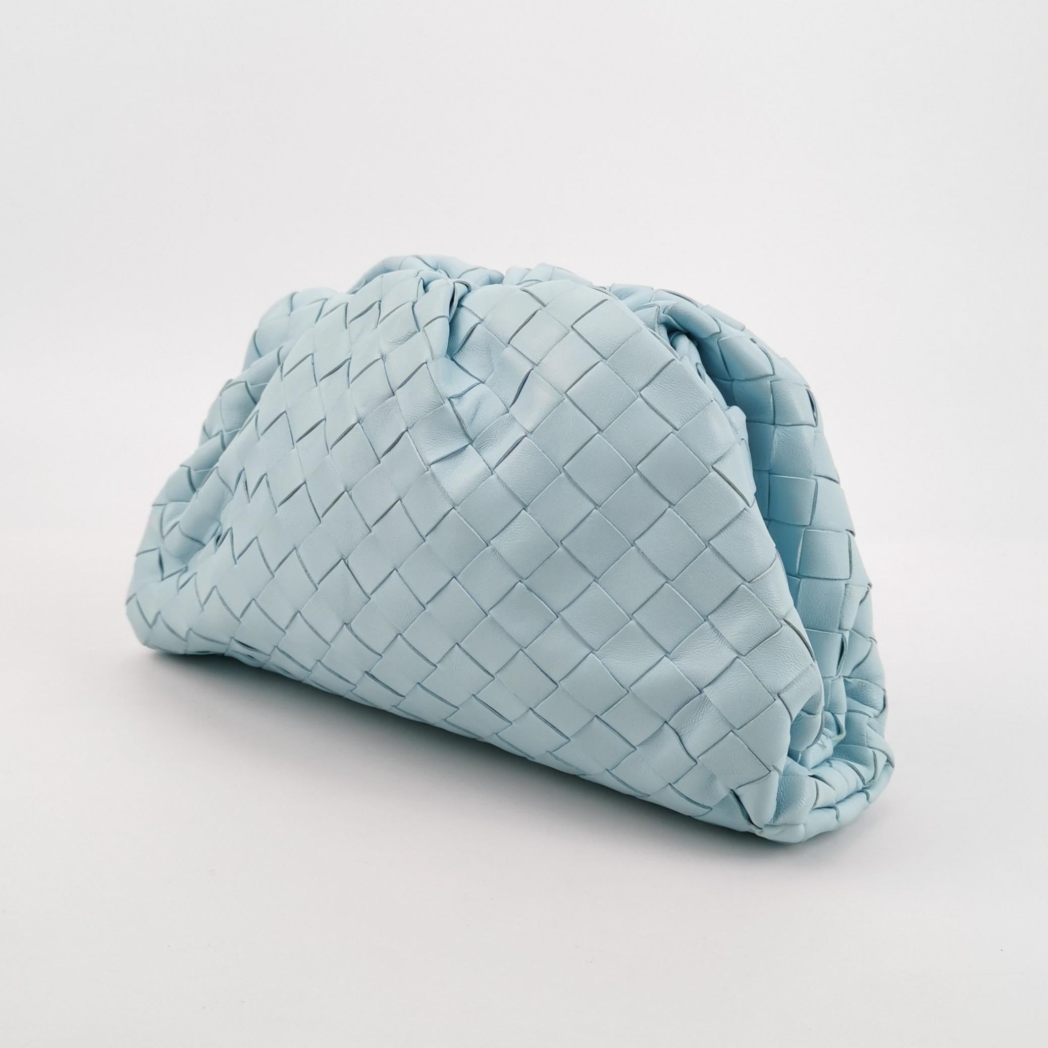 Bottega Veneta Pochette large en cuir de veau Intrecciato bleu clair
Il s'agit de photos professionnelles du sac offert par Luxbags.
Ce Pouch Bottega Veneta se distingue brillamment par sa couleur vert foncé sur un luxueux cuir de veau. À