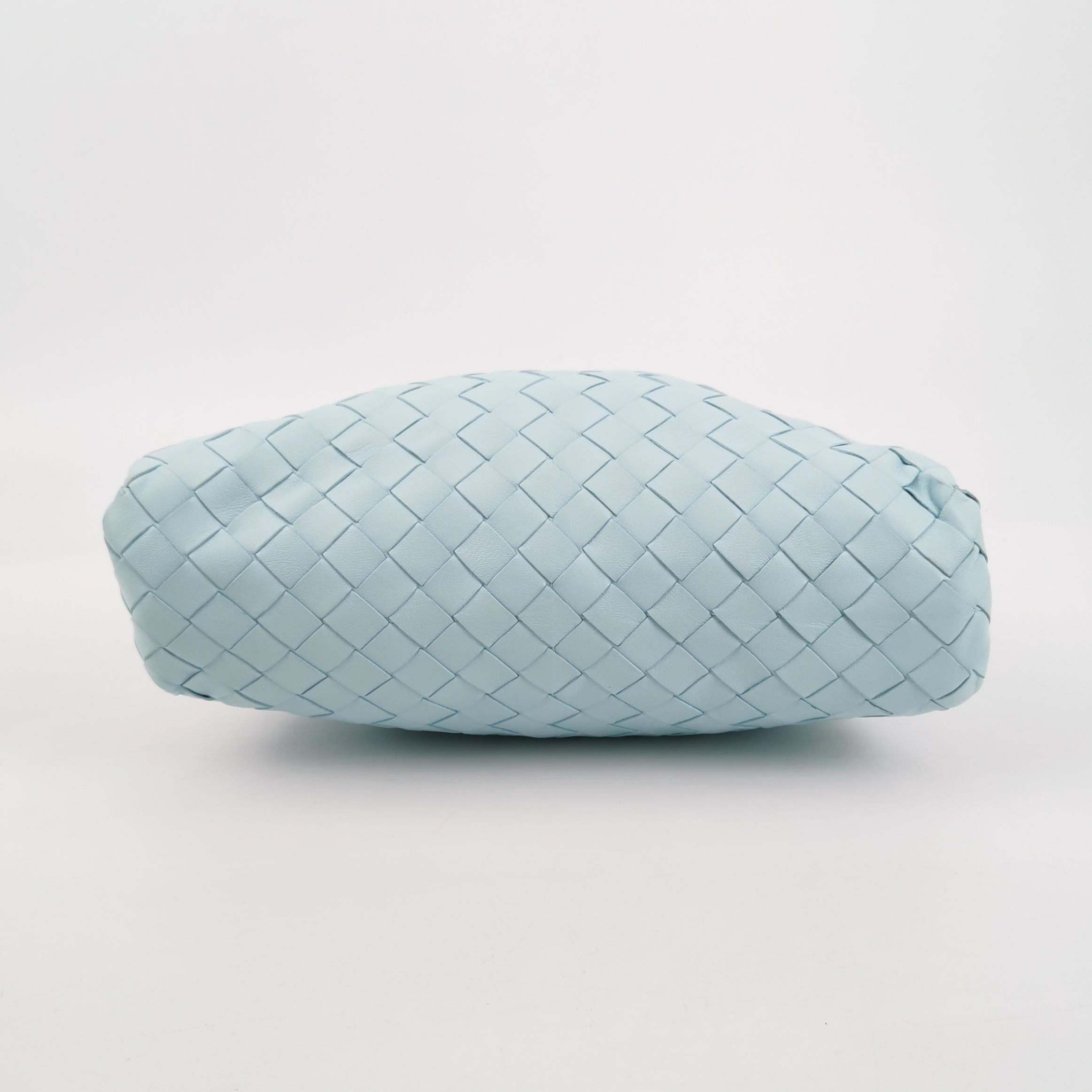 Bottega Veneta Pochette large en cuir de veau Intrecciato bleu clair Excellent état - En vente à AUBERVILLIERS, FR
