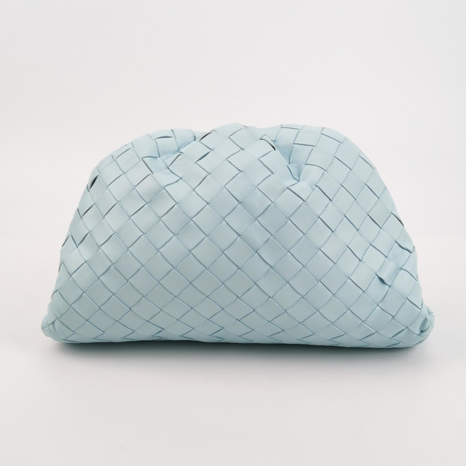 Bottega Veneta Pochette large en cuir de veau Intrecciato bleu clair Pour femmes en vente