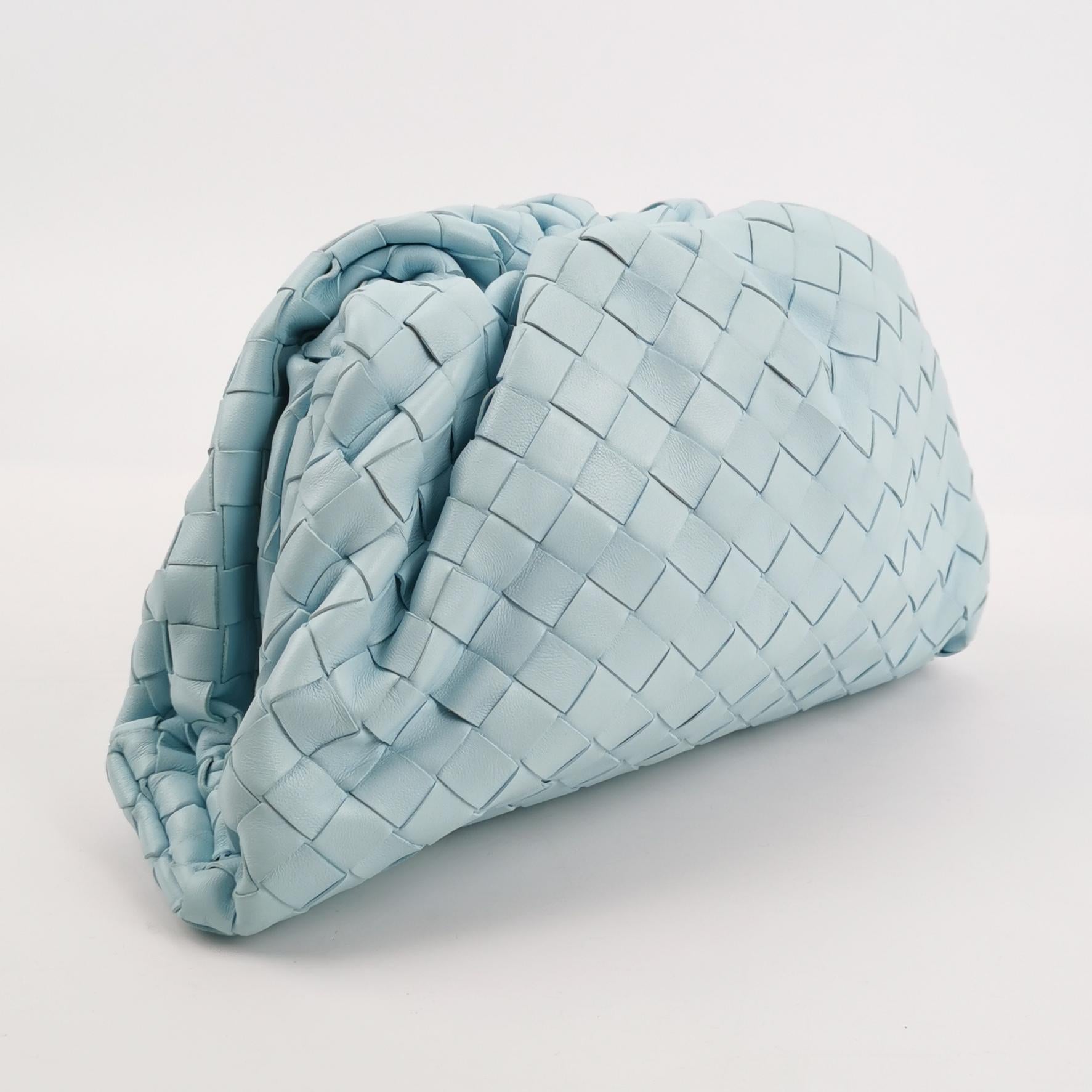Bottega Veneta Pochette large en cuir de veau Intrecciato bleu clair en vente 1