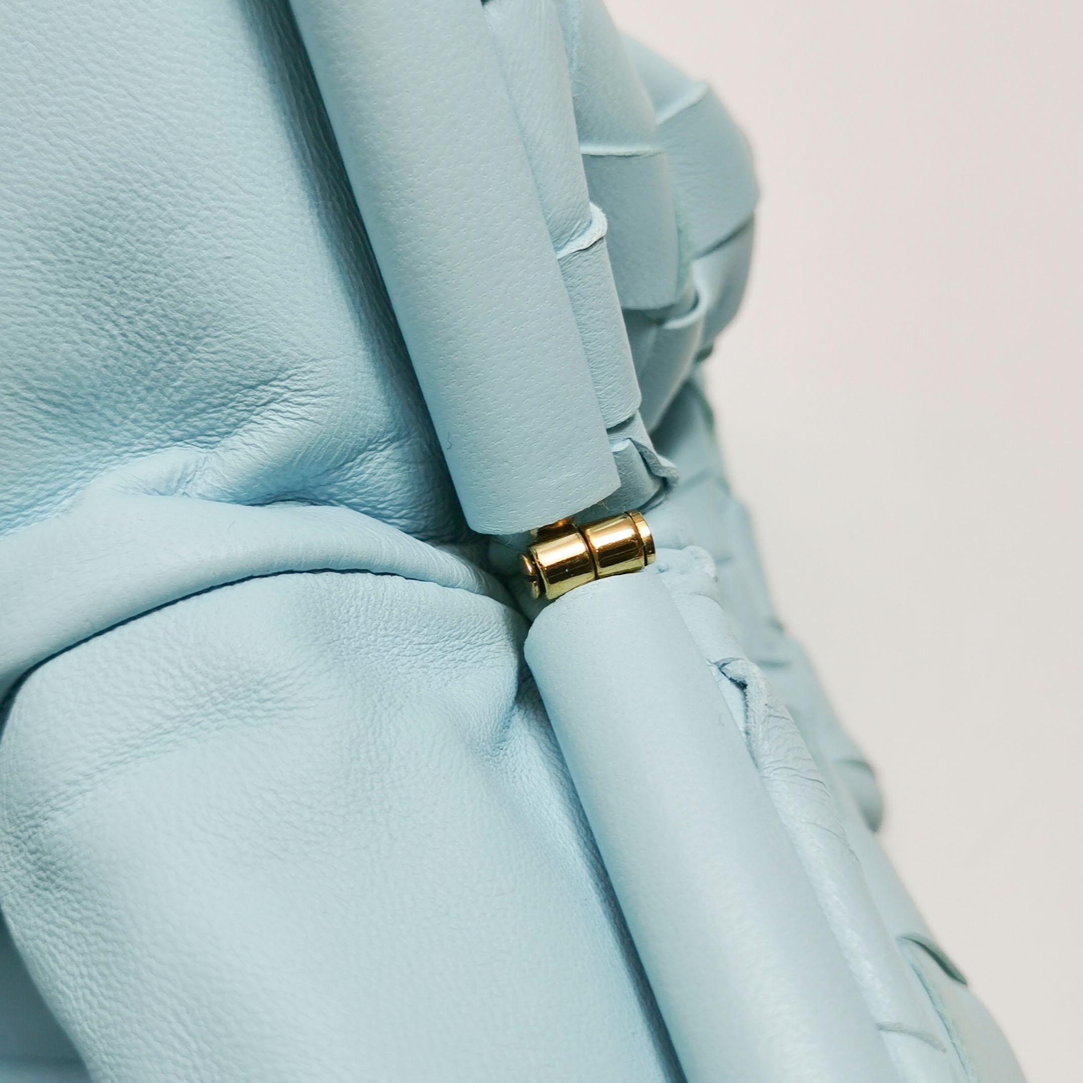 Bottega Veneta Pochette large en cuir de veau Intrecciato bleu clair en vente 2