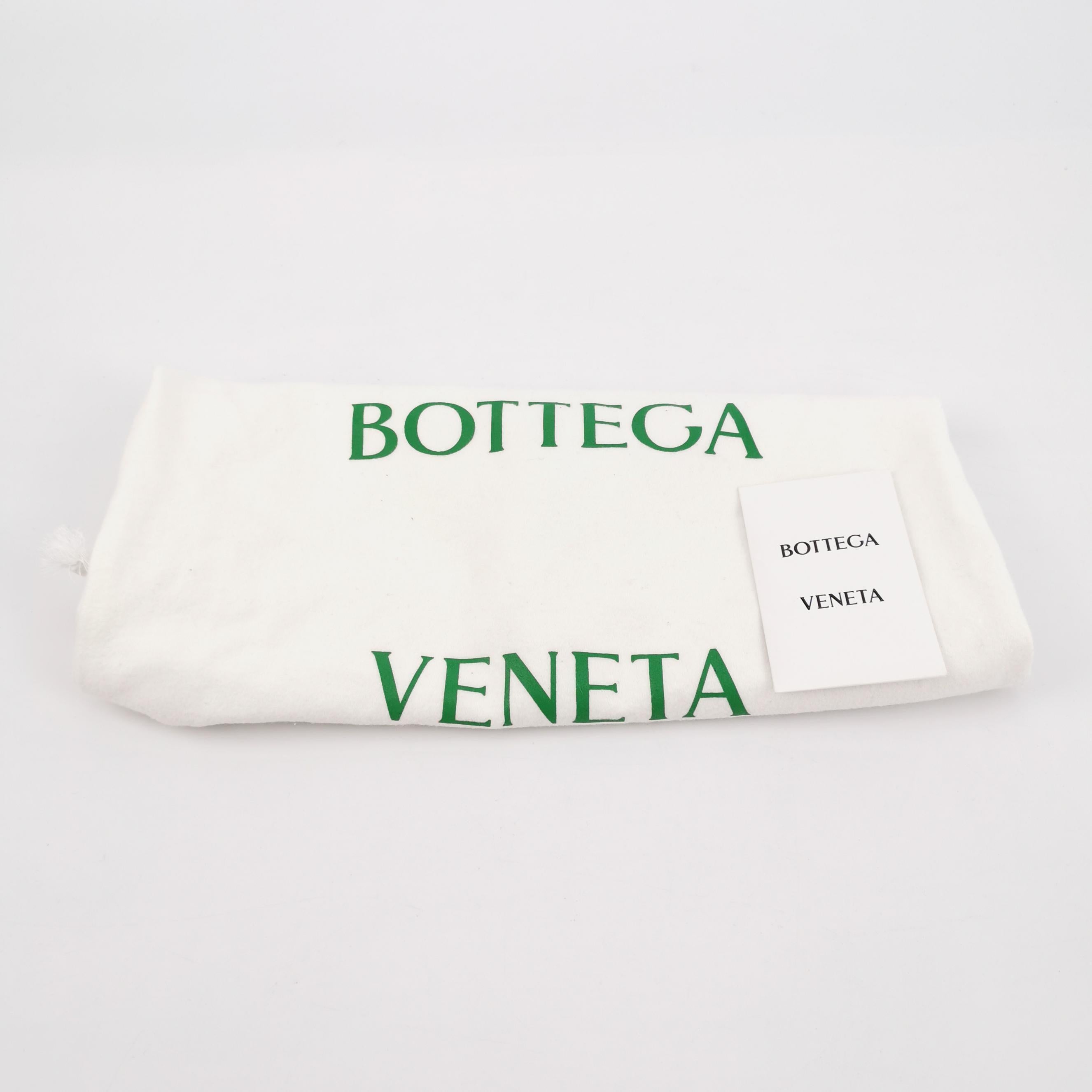 Bottega Veneta Pochette large en cuir de veau Intrecciato bleu clair en vente 3