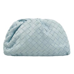 Bottega Veneta Pochette large en cuir de veau Intrecciato bleu clair