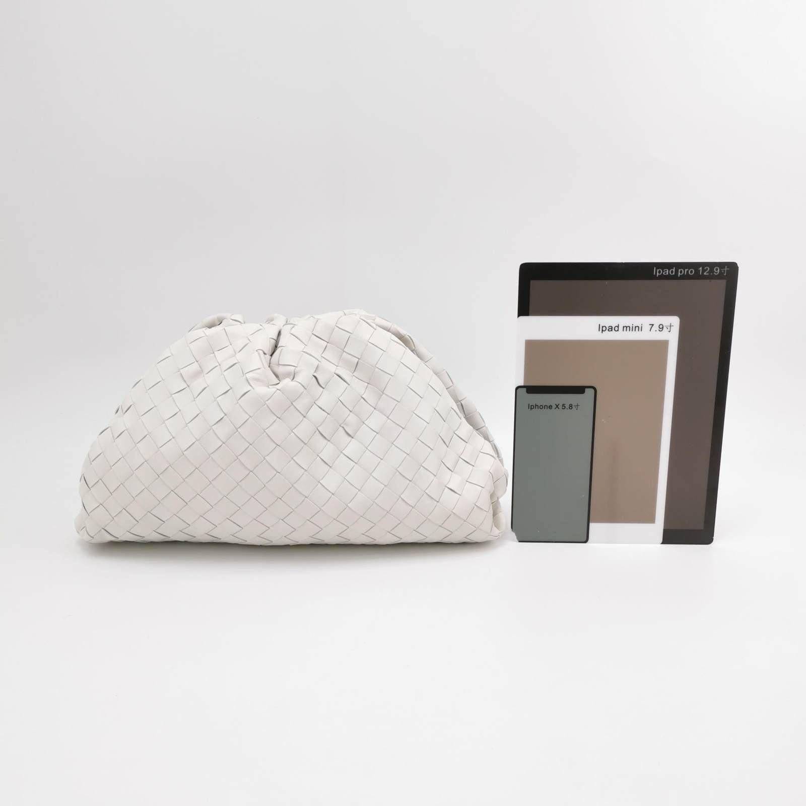 Bottega Veneta Pouch Large Intrecciato White Lambskin Leather Clutch In Good Condition In AUBERVILLIERS, FR
