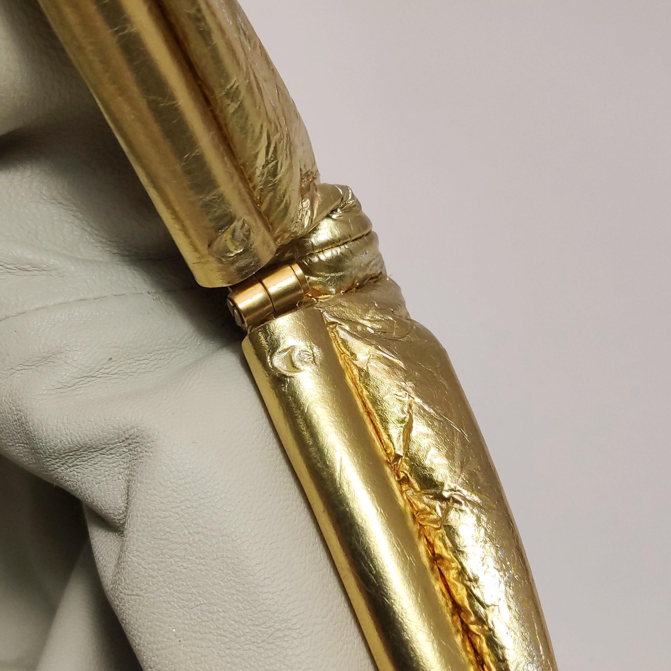 Bottega Veneta - Large pochette en cuir froissé or métallisé en vente 5