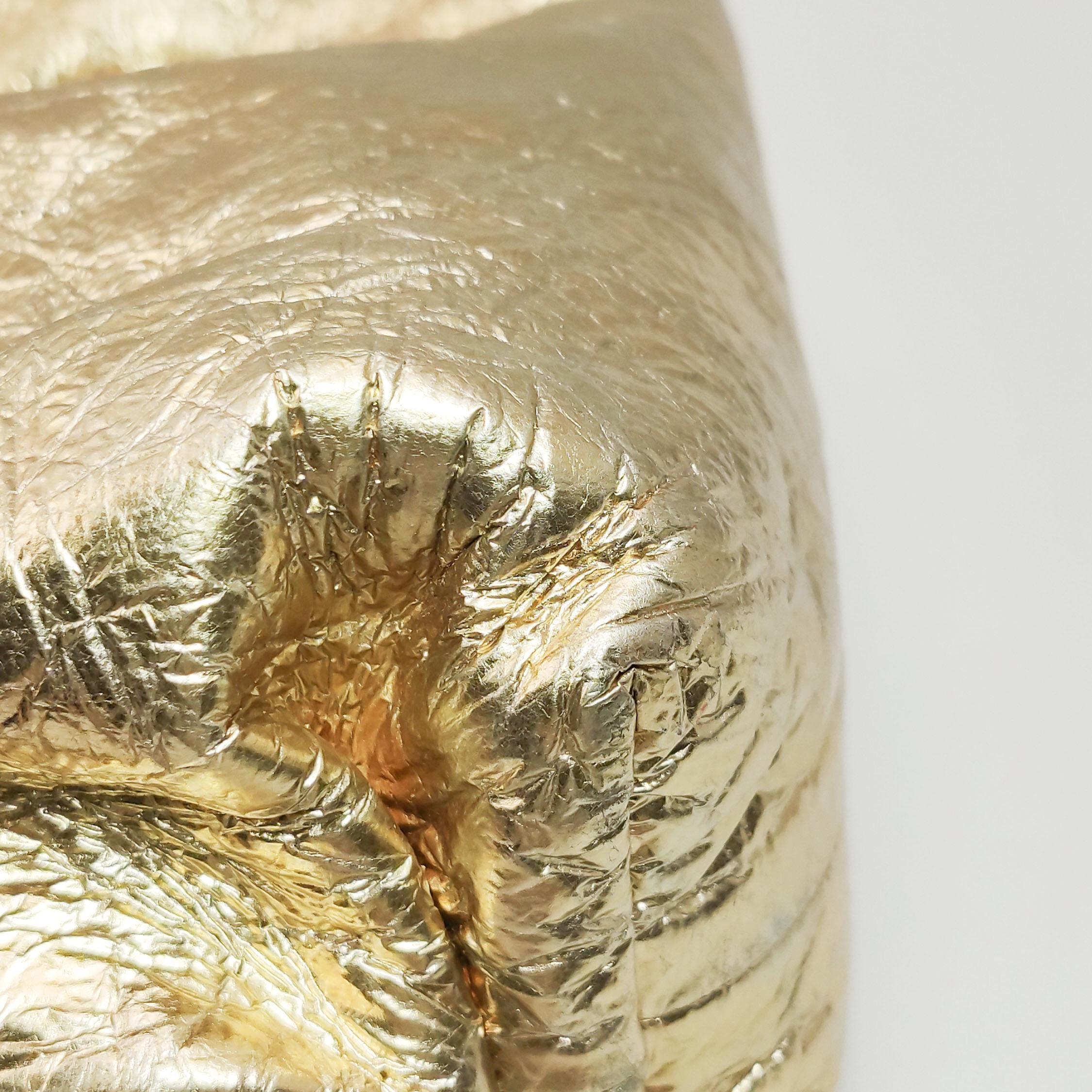 Bottega Veneta - Large pochette en cuir froissé or métallisé en vente 6