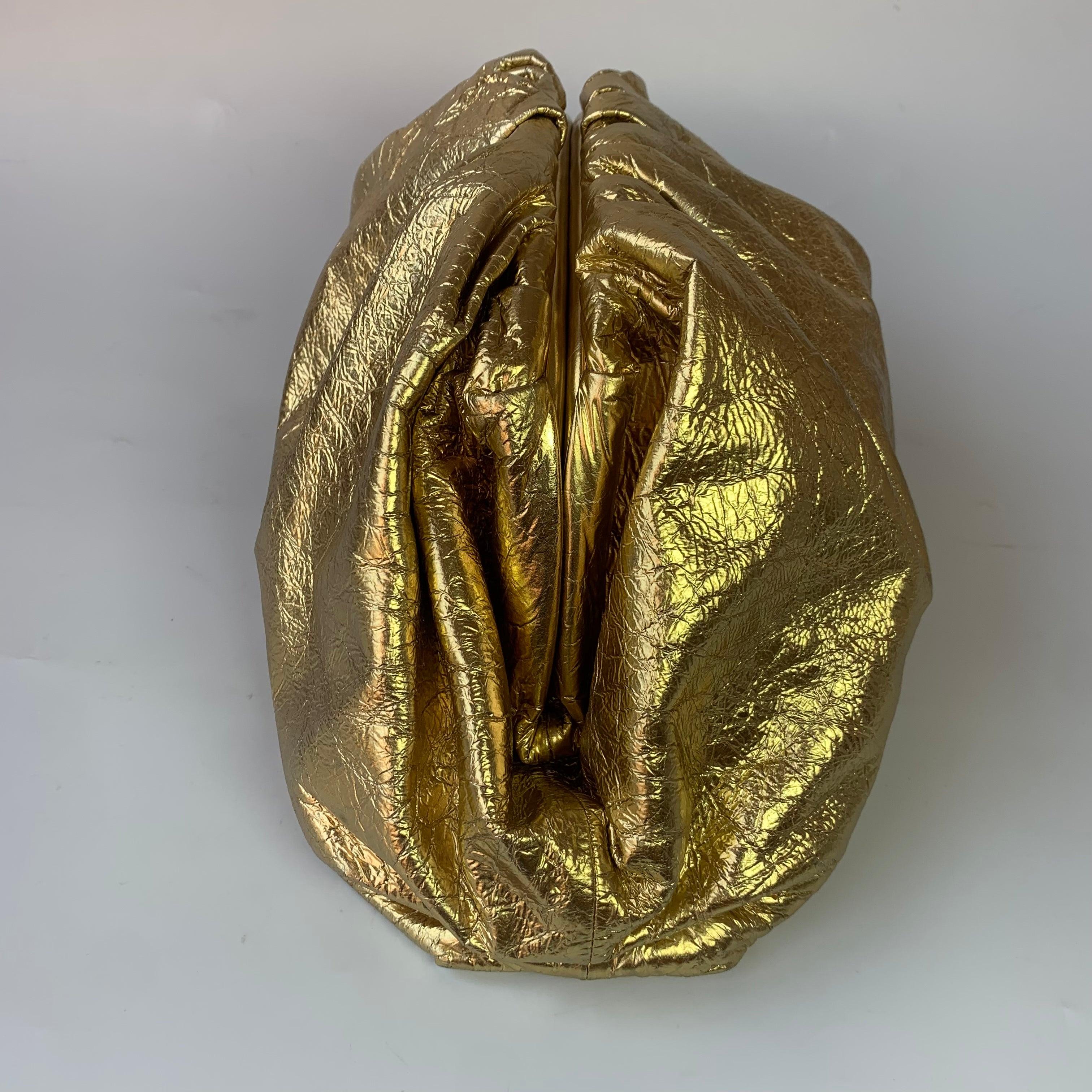 Bottega Veneta Pouch Large Metallic Gold Wrinkled Leather For Sale 8